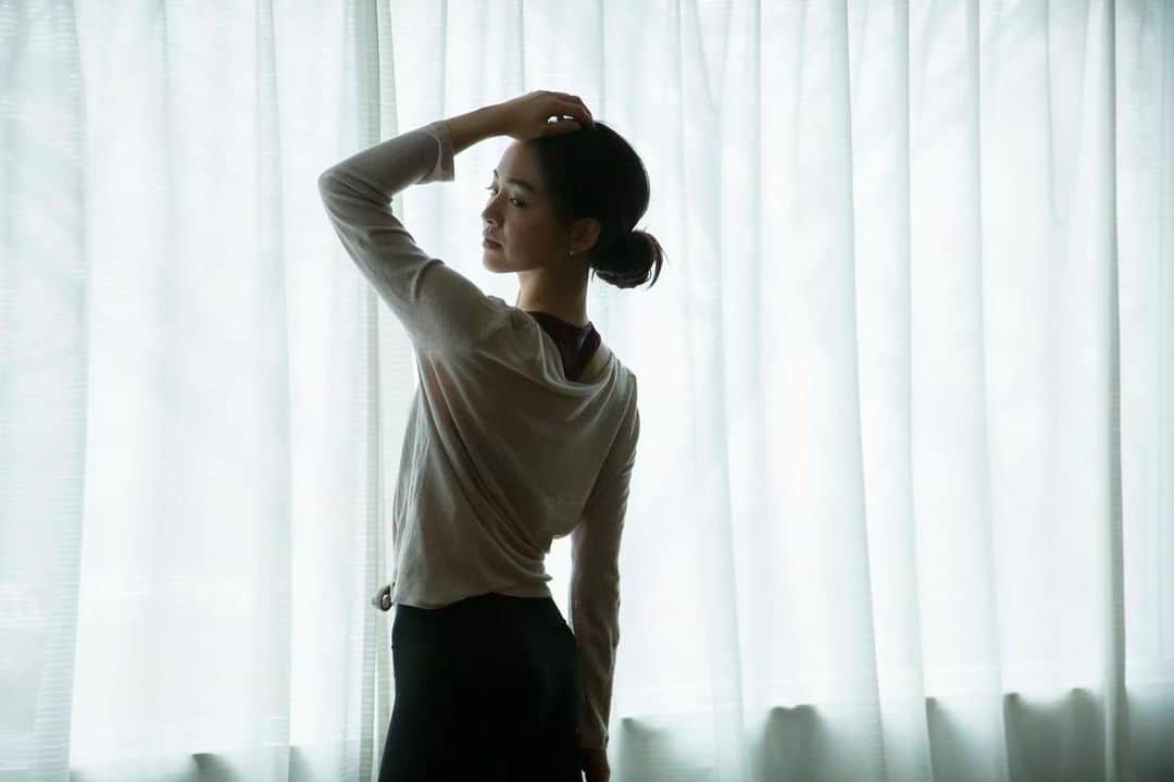 坂野志津佳のインスタグラム：「【お知らせ】 . 産休に入る為、YES TOKYO STUDIO( @yestokyo )でのレギュラークラスを12月末で離れることになります。  短い間でしたが、色んな方とヨガニドラーを通して、心地の良い時間を共有することができました😌 . 残すところあと5回のレッスンです！  ヨガニドラーで、今年一年の苦労や煩悩を洗い流していきましょう🧘‍♀️✨ . . . (写真は一年前。) photo by @rumi_hosaka  . . #ヨガ #ヨガインストラクター #ヨガジョ #ヨガレッスン #中目黒 #ヨガスタジオ #yestokyo #ポートレート  #yoga #yogini #yogainstructor #yogastudio #tokyo #japan #japanesegirl #me」