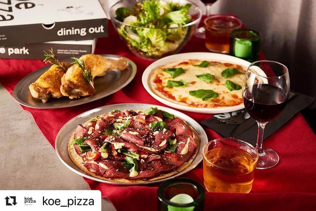 コエのインスタグラム：「. koe pizza christmas set 予約スタート！🎄🍕  12月23日〜12月25日限定！ 華やかなクリスマスにぴったりの koe pizzaオリジナルクリスマスセットを発売！  クリスマスセットでしか食べられない 限定ピッツァもご用意🤤  ご予約はプロフィールのリンクから koe pizza食べログページにて受付中です！🎁  ご自宅でkoe pizzaをお楽しみください✨  --------------------------------  🍕クリスマスローストビーフ ピッツァセット　¥5800+tax   セット内容 クリスマスローストビーフピッツァ １枚、koe pizza特製マルゲリータ 1枚、チキンレッグ ２本、岡山県岡山市/西洋農家マンジャーレのグリーンサラダ  🍕koe pizza特製マルゲリータ セット　¥3800+tax  セット内容 koe pizza特製マルゲリータ 1枚 、チキンレッグ ２本 、岡山県岡山市/西洋農家マンジャーレのグリーンサラダ  --------------------------------  . . . ＊koe pizzaでは、開放的な空間に加えて 手洗いの徹底やマスクの着用、ソーシャルディスタンスの確保など感染防止対策を徹底の上、営業いたします。 ＊ご予約は、お電話または食べログでも承っております。 . . #koe #koepizza #ethical #pizza #okayama #okayamapizza #okayamacafe #diningout #domainetetta #コエ #コエピザ #ピザ  #エシカル #岡山 #岡山グルメ #岡山カフェ #岡山レストラン#岡山ピザ #岡山ランチ #地産地消 #岡山観光 #石山公園 #岡山城 #後楽園 #ダイニングアウト #チーズメルト #長場雄 #萬代基介 #クリスマスセット #ピザパーティー」