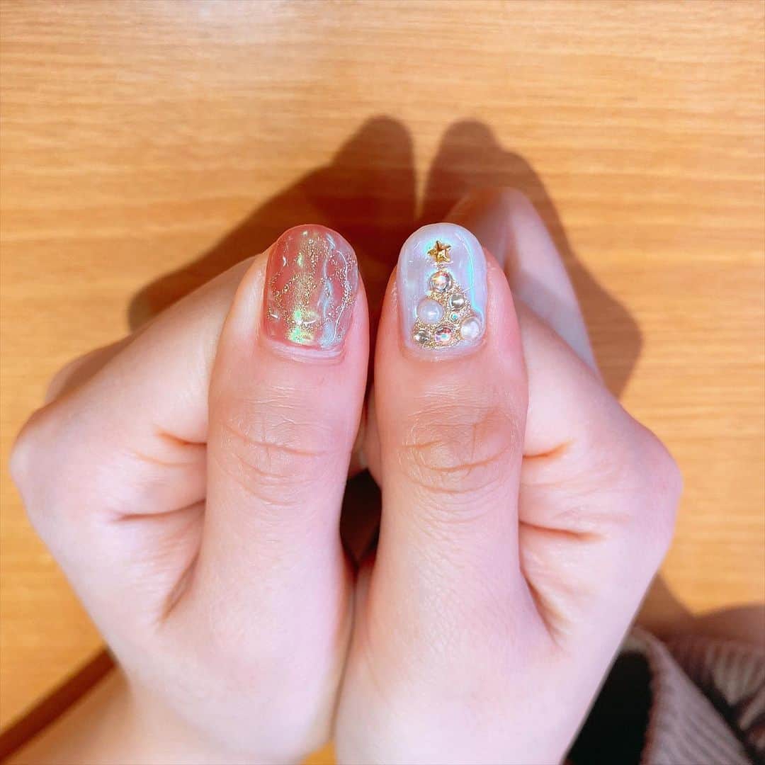 服部彩香さんのインスタグラム写真 - (服部彩香Instagram)「【@us.a.mimi】さんネイル🐰 今回はクリスマスネイル🎄 きらきら大好きなので沢山キラキラ つけて頂きました✨ いつも可愛いネイルありがとうございます☆ . #ネイル #シェル #クリスマスネイル #クリスマス #ジェルネイル #うさみみネイル  #モデル #被写体 #グラドル #恵比寿ネイル  #渋谷ネイル  #東京ネイルサロン  #美容サロン #KKマーク」11月28日 15時46分 - ayasyan1112