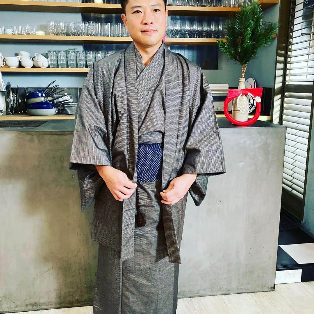 栗原心平さんのインスタグラム写真 - (栗原心平Instagram)「昨日はお正月とクリスマス両方の撮影でしたw 今は亡き義父に仕立ててもらった着物に初めて袖を通しサイズがぴったりなことに驚き。元気な間に着て行けばよかったなと今更ながら思いました。 段々と年の瀬が近づきお忙しいことと思いますが、皆さんお身体ご自愛くださいね。 #栗原心平 #shimpeikurihara #正月 #クリスマス #ごちそうさまチャンネル #着物 #ダメサンタ」11月28日 10時21分 - shimpei_kurihara