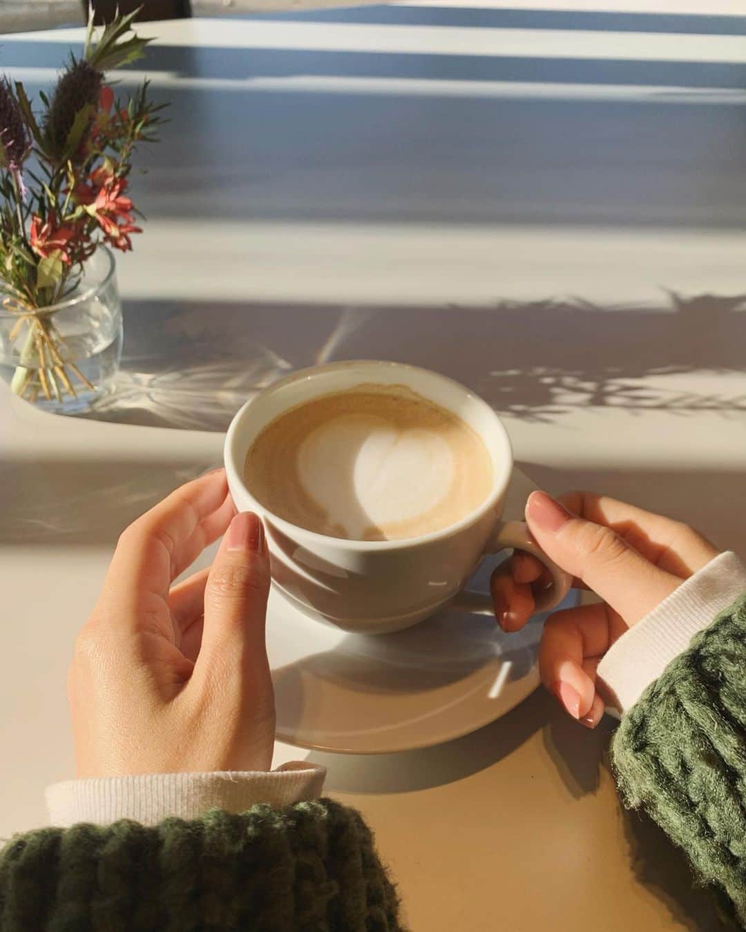 猪鼻ちひろのインスタグラム：「💅🏻☕️ ネイルが綺麗だと、ふとした瞬間にも気分が上がる。﻿ ﻿ こちら昨日インスタライブで塗っていた @noiro_nail のネイルやクリームたち。魅力伝わったかなぁ〜😚﻿この色はS005番です！ 昨日は(写真5枚目) S019、S021、S022の3色を使ってグラデーションのネイルをやってみました！(まだIGTVに残してます) ﻿ noiroセンティッドクリーム/noiroネイルカラー/noiroケアアイテムの3つのカテゴリーなのですが、﻿ ネイルは速乾性と塗りやすさ、色のおしゃれさがお気に入りで、クリームやケアアイテムはそれぞれの香りと、肌〜爪先にまで潤いを与えてくれるところが好きです。﻿ ﻿ ちなみに可愛い写真ですね〜と言ったら @yurihanamori さんの写真だったの、それまたすごく嬉しかった♡﻿ ﻿ noiroは@cosme shoppingで購入できるのと、12月1日から3日間＠コスメでのセールが行われるそうな😍(しかも限定セットがある！)﻿ どれもこれも知れば知るほど素敵でプレゼントにもいいなぁと思っています😏(自分へも←笑)﻿ #猪鼻ネイル#noiro#モニター#タカラベルモント」