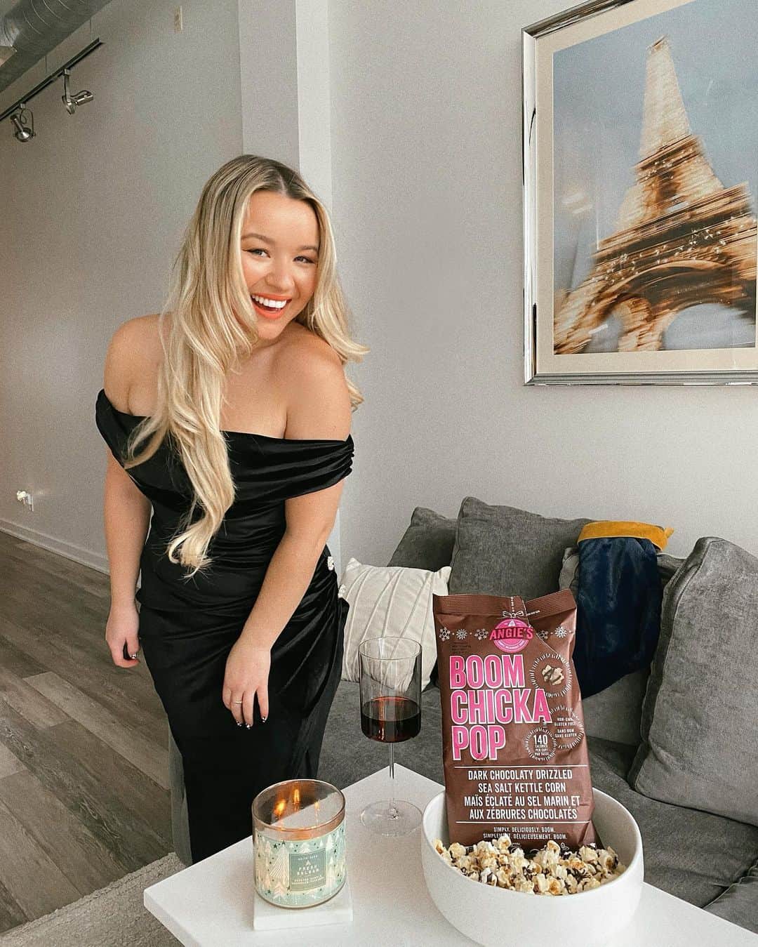 トーリ・ウェブスターのインスタグラム：「💋GIRLS NIGHT IN💋  [AD] Nothing can keep my girls and me apart! 👯‍♀️We love hosting virtual girls' nights where we get glam, snack, and sip wine while catching up on our work weeks on video chat! @angiesboomchickapop is my go-to virtual party snack, and the Dark Chocolaty Sea Salt kettle corn flavour is absolutely perfect for this time of year! 🍫🎅🏻It’s super convenient to throw into a bowl, and Angie’s #BOOMCHICKAPOP is whole grain, non-GMO, and gluten-free popcorn - so you seriously can't go wrong pairing it with your next virtual hang! Available to shop at major retail locations, and be sure to grab the yummy holiday flavours! #BCP_Partner #SnackwithBCP #EndofDayTreat」