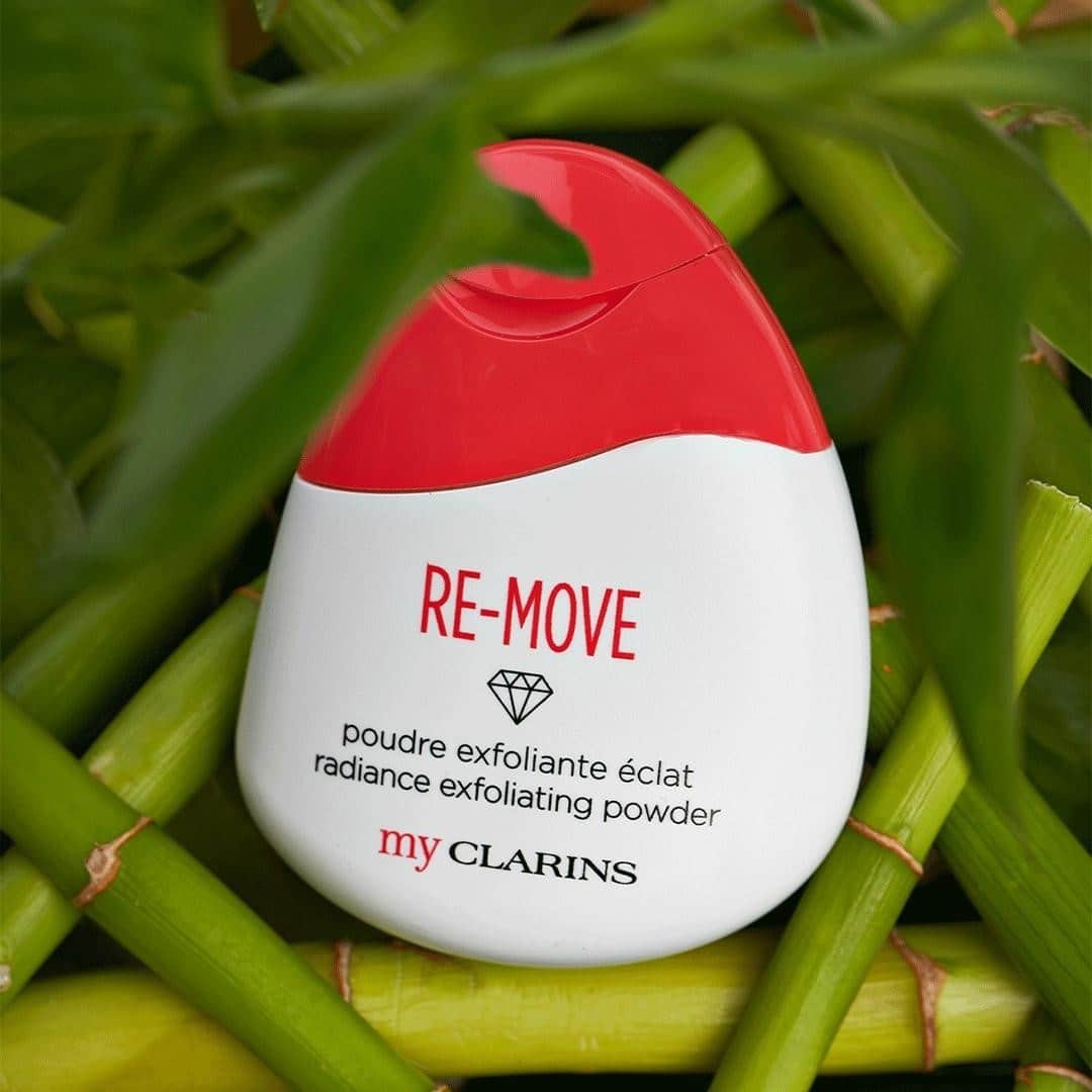 Clarins Canadaのインスタグラム：「This exfoliating powder is your new best friend (unlike impurities !). Fine and delicate it is mixed with water or My Clarins RE-MOVE purifying cleansing gel to provide tailor-made exfoliation. The result: your skin is clean and purified, with a smooth and refined texture and the complexion is fresh and luminous.⁣ __________⁣ Cette poudre exfoliante a tout pour vous plaire (contrairement aux impuretés). Fine et délicate, elle se mélange à de l’eau ou au gel nettoyant purifi ant RE-MOVE My Clarins pour une exfoliation sur-mesure, selon vos envies. Résultat : votre peau est nette, débarrassée des impuretés, son grain est affiné,lissé,le teint est frais et lumineux.⁣ .⁣ .⁣ .⁣ #MyClarins #WellDoneNature」