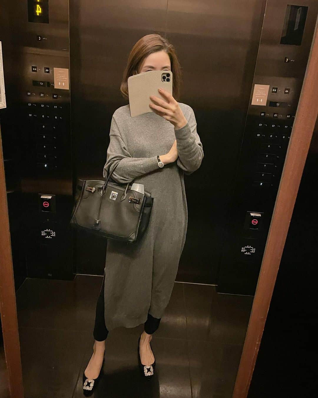 髙田麻紀子のインスタグラム：「❤︎ . ストーリーで問い合わせの多かったニットは @maisontherow です🖤 . ニット#therow パンツ#doublestandardclothing  バッグ#hermes  シューズ#manoloblahnik  . #instagood #instapic #instagram #instafashion #ootd #outfit  #cordinate」