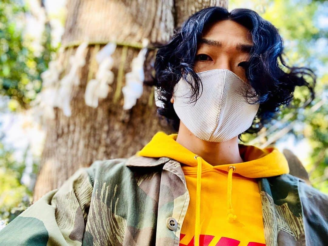 Shun さんのインスタグラム写真 - (Shun Instagram)「「願う」ということは「想い続ける」こと。  「お願いする」ということは「想い続けることを誓う」こと。  頼むでも、縋るでもなく、今朝は神様に「お願い」をしてきた🙏🏻 素晴らしく晴れた空だからきっと届くだろ☀️  皆さん健康で善き週末を！」11月28日 10時32分 - totalfat.shun