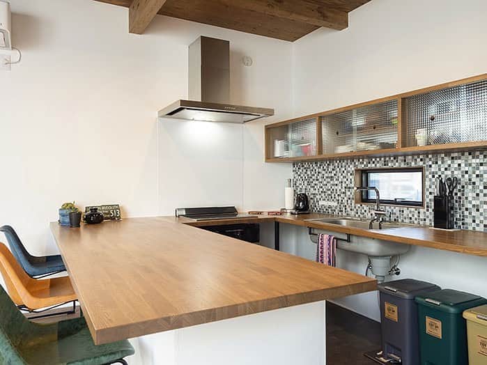 ソラマド香川さんのインスタグラム写真 - (ソラマド香川Instagram)「木製天板で造るソラマドキッチン。 ダイニングテーブルも兼ねたコの字キッチンです。  ---------------------------------------  青空と暮らす家。 あなただけの特別な住まいをプロデュースします。  「 #ソラマド香川 」で検索🔍  ---------------------------------------  ★「ソラマドの家」資料請求はこちら → @request.soramadokagawa  ★もっと施工事例を見たい方はこちら → @soramado_kagawa  ---------------------------------------  🏠【常設モデル】宇多津モデル 綾歌郡宇多津町浜三番丁22-4 🏠 かがわ家博モデル 高松市多肥上町かがわ家博北会場内  ---------------------------------------  ソラマド香川(センコー産業株式会社) 綾歌郡宇多津町浜三番丁22-4 電話番号：0120-49-7257 営業時間：10時〜17時(水曜定休日)  ---------------------------------------  #キッチンインテリア#キッチン収納#木の家#無垢床#マイホーム#新築#自由設計#シンプルな暮らし#自然光#暮らしを楽しむ#空間デザイン#soramado#ソラマド#家づくり#中庭のある家#カフェスタイル#自然素材#漆喰#自然素材の家#コートハウス#空#ウッドデッキ#注文住宅#中庭#ソラマドキッチン#設計事務所#センコー産業#かがわ家博」11月28日 10時34分 - soramado_kagawa