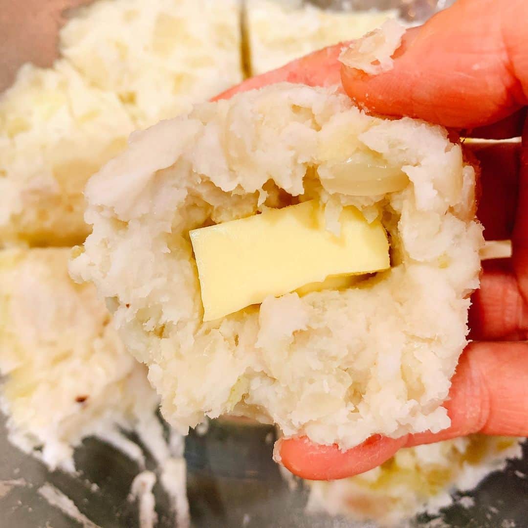 森崎友紀さんのインスタグラム写真 - (森崎友紀Instagram)「#森崎友紀#料理#cooking#里芋#里芋チーズコロッケ#簡単コロッケ  家族に人気の里芋チーズコロッケ。 全てレンジで下ごしらえするので簡単です。 チーズを入れてるので揚げたては中トロトロ。里芋は煮物も美味しいけど、コロッケもオススメ。 小さめに作っているので、子供達は手掴みで食べています。」11月28日 10時44分 - morisakitchen