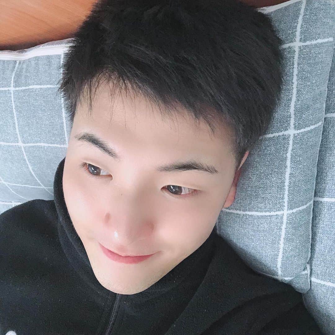 ヒョクジン のインスタグラム：「힛 #택배감사합니다 👉🏻👈🏻」