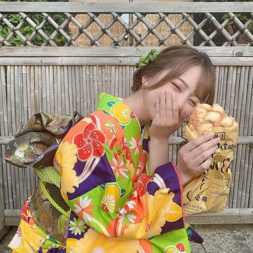 堀尾実咲のインスタグラム：「みちゃめろもぐもぐ🐰💚  #浅草 #浅草グルメ #浅草食べ歩き #浅草着物レンタル #浅草観光 #浅草寺 #雷門 #花やしき#着物 #花月堂 #花月堂メロンパン #浅草メンチ #asakusa #kimono」
