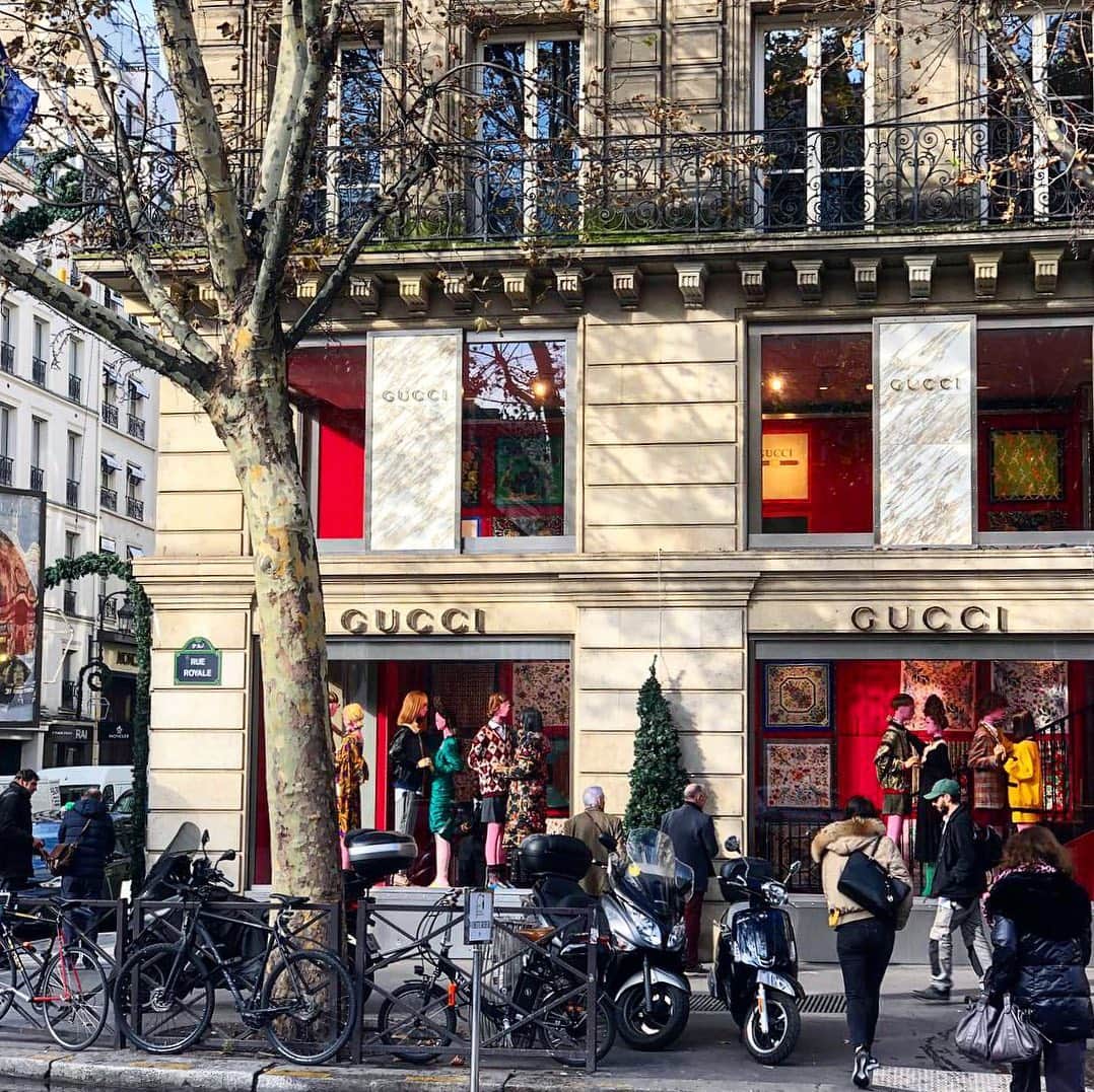 LAUNCHのインスタグラム：「#Paris  #Gucci 建物から漂う雰囲気が歴史を感じさせる。」