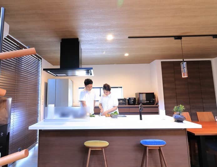 西本ハウスのインスタグラム：「💙 【水まわり特集】  🍳Kitchen 西区庚午北 NH様邸  【11月中申込限定 豪華特典付&SNS限定キャンペーン開催中🎉🎉】  安佐北区落合&東広島市八本松町宗吉新築一戸建て販売中🏠  11月中にお申込みをいただいた方に限り、全室カーテン・カーポート・エアコン1台をプレゼント🎁  さらに！！SNSをご覧になってお問い合わせをいただくと販売価格から50万のお値引きをさせていただきます🎈 ※お問い合わせはDMか、電話にて「インスタを見ました」とお伝えください。  2020年12月完成、年内入居可能😌新年を新居で過ごしたい方におすすめです🏠 キャンペーンのお申込は先着順となりますのでお早めにお問い合わせください☎︎♪  モデルハウスの見学予約はこちら▼ @nishimoto_house  #西本ハウス #広島県 #工務店 #ZEROCUBE #ゼロキューブ #グッドデザイン賞 #1000万円からはじめる家づくり #子育て世代の家  #子育て世代の家づくり #デザイン住宅  #デザイナーズ住宅 #新築一戸建て #マイホーム #新築マイホーム #注文住宅 #規格住宅 #家づくり #暮らしを楽しむ #セミオーダー住宅 #セミオーダー #セミオーダーハウス #広島建売 #建売 #分譲住宅 #分譲中 #広島分譲住宅」