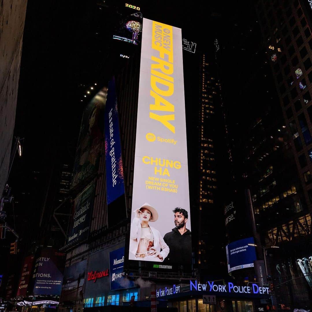 チョンハさんのインスタグラム写真 - (チョンハInstagram)「[NOTICE] What a dream! "Dream of You (with @R3HAB)" in Times Square. Thank you @Spotify 💚💙💜  뉴욕 타임스퀘어에 등장한 청하💚💙💜  #청하 #CHUNGHA #R3HAB #DreamofYou #DreamWithChungha」11月28日 10時50分 - chungha_official