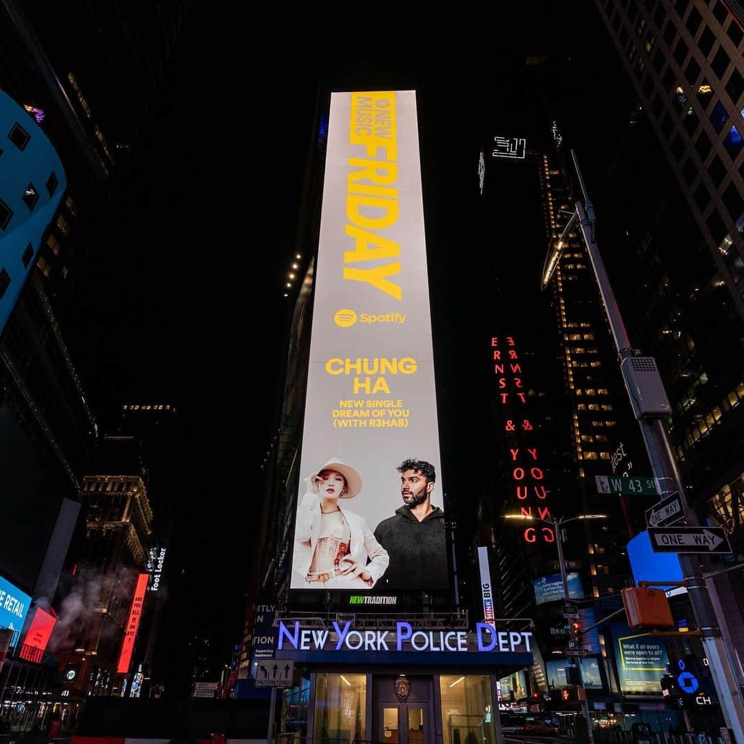 チョンハさんのインスタグラム写真 - (チョンハInstagram)「[NOTICE] What a dream! "Dream of You (with @R3HAB)" in Times Square. Thank you @Spotify 💚💙💜  뉴욕 타임스퀘어에 등장한 청하💚💙💜  #청하 #CHUNGHA #R3HAB #DreamofYou #DreamWithChungha」11月28日 10時50分 - chungha_official