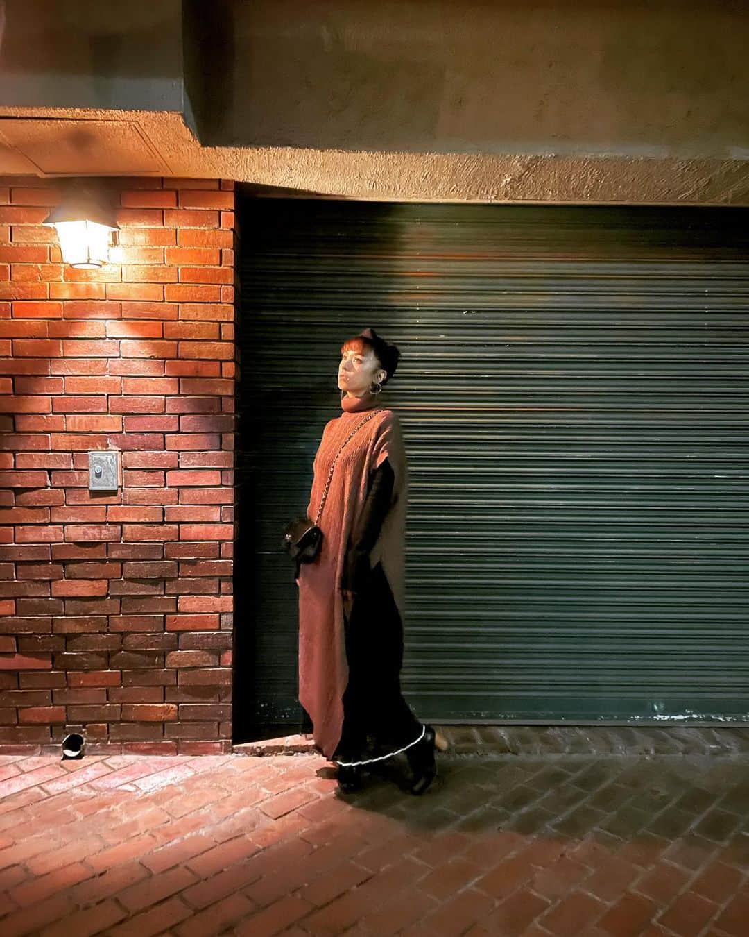 azumiのインスタグラム：「あんまり着ない茶色  turban @tunobyazumi  knit one-piece @gvgv_official  pleats pants @togaarchives  boots @beautifulpeople_officialsite  bag @chanelofficial   #azumi #tunobyazumi #gvgv #toga #beautifulpeople #chanel」