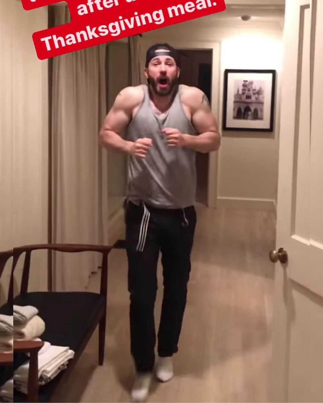 Just Jaredさんのインスタグラム写真 - (Just JaredInstagram)「Chris Evans showed off his biceps while getting a little scare from his brother Scott after enjoying a big Thanksgiving meal. Head to JustJared.com to see the video! #ChrisEvans Photo: Scott Evans Instagram」11月28日 10時58分 - justjared