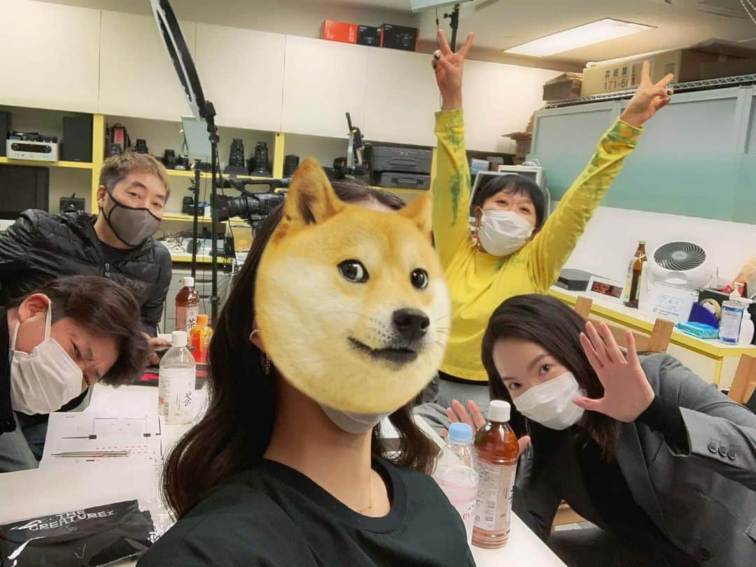 小柳ゆきのインスタグラム：「FCイベントの最終ミーティング😄 遊んでいるようですが笑、念入りに細かいところまでチェック。 あと１週間後に迫りましたねわーい🧡  そして！PCR検査、陰性でした、っほ  万全の態勢で皆さんをお迎えすべく整えてまいります🙇‍♂️」