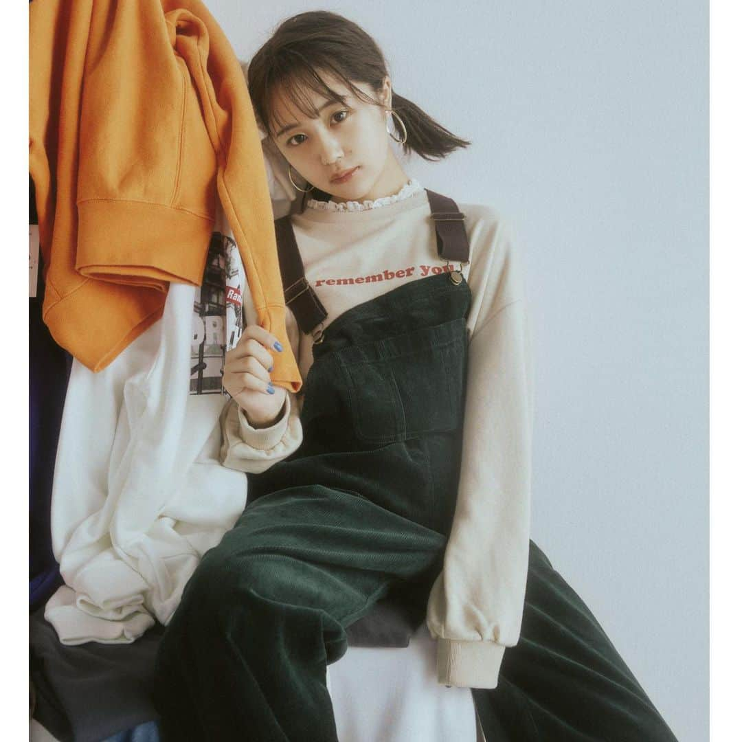 WEGOさんのインスタグラム写真 - (WEGOInstagram)「ㅤㅤㅤㅤㅤㅤㅤㅤㅤㅤㅤㅤㅤ ＼なえなのが着るWEGO SWEAT／ この冬イチオシのスウェットをなえなのさんを迎えてご紹介！  ✔︎レースフリルロゴスウェット ¥2,199(tax in) size:F ✔︎コーデュロイオーバーオール ¥3,959(tax in) size:S/M ✔︎SKATERSスニーカー ¥2,276(tax in) size:XS/S/M/L/XL」11月28日 11時02分 - wego_official