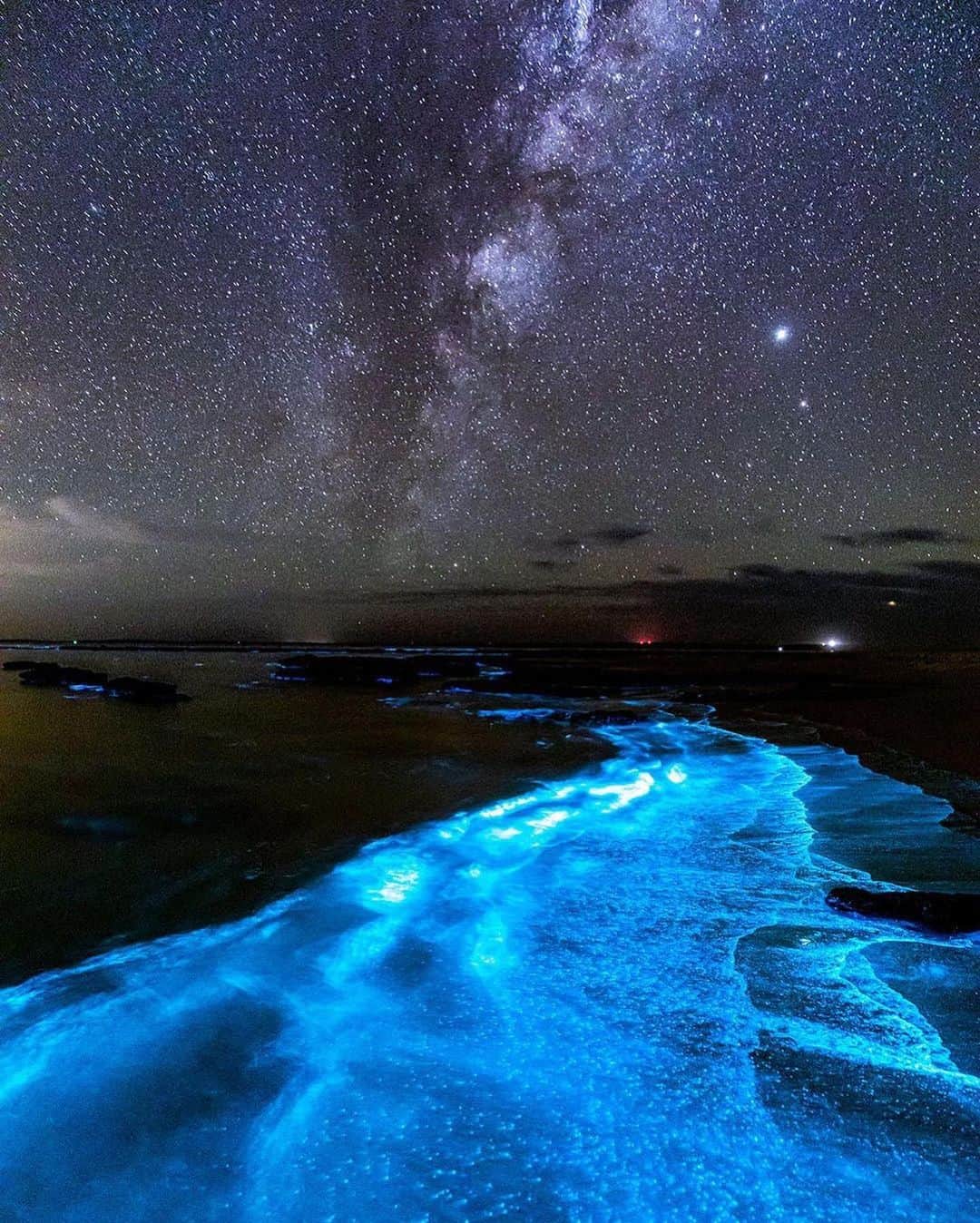 BEAUTIFUL DESTINATIONSさんのインスタグラム写真 - (BEAUTIFUL DESTINATIONSInstagram)「No special effects—just pure nature! 🤩 Have you seen this spectacle in real life? Besides white sands, clear waters, resident dolphins and visiting humpback whales, Jervis Bay has more in store: bioluminescent algae. ✨  The phenomenon is seen at night and usually during the warmer months. Would you like to witness this in person? 🙌🏼  📸 @jordan_robins 📍  Jervis Bay, Sydney, Australia」11月28日 11時03分 - beautifuldestinations