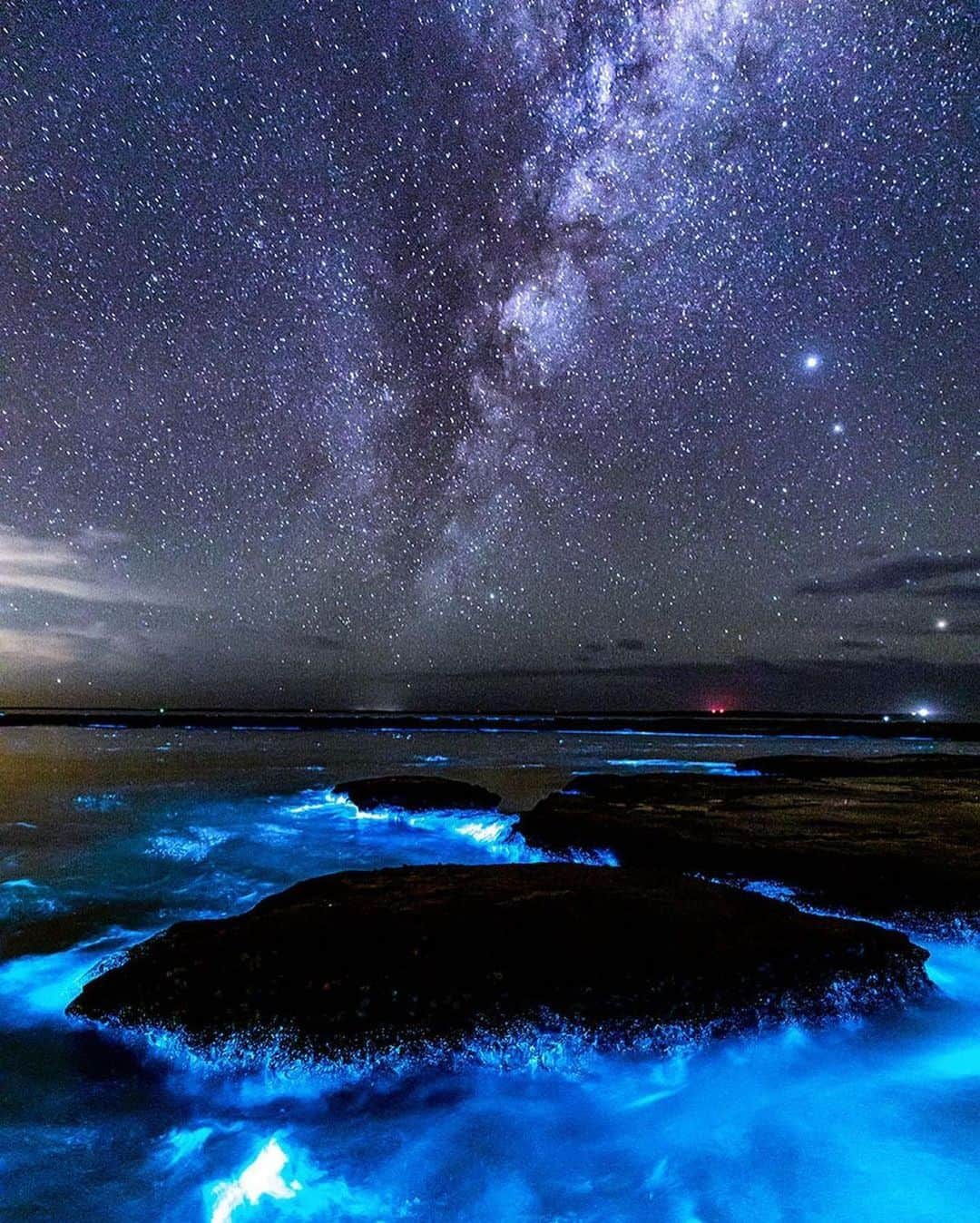 BEAUTIFUL DESTINATIONSさんのインスタグラム写真 - (BEAUTIFUL DESTINATIONSInstagram)「No special effects—just pure nature! 🤩 Have you seen this spectacle in real life? Besides white sands, clear waters, resident dolphins and visiting humpback whales, Jervis Bay has more in store: bioluminescent algae. ✨  The phenomenon is seen at night and usually during the warmer months. Would you like to witness this in person? 🙌🏼  📸 @jordan_robins 📍  Jervis Bay, Sydney, Australia」11月28日 11時03分 - beautifuldestinations