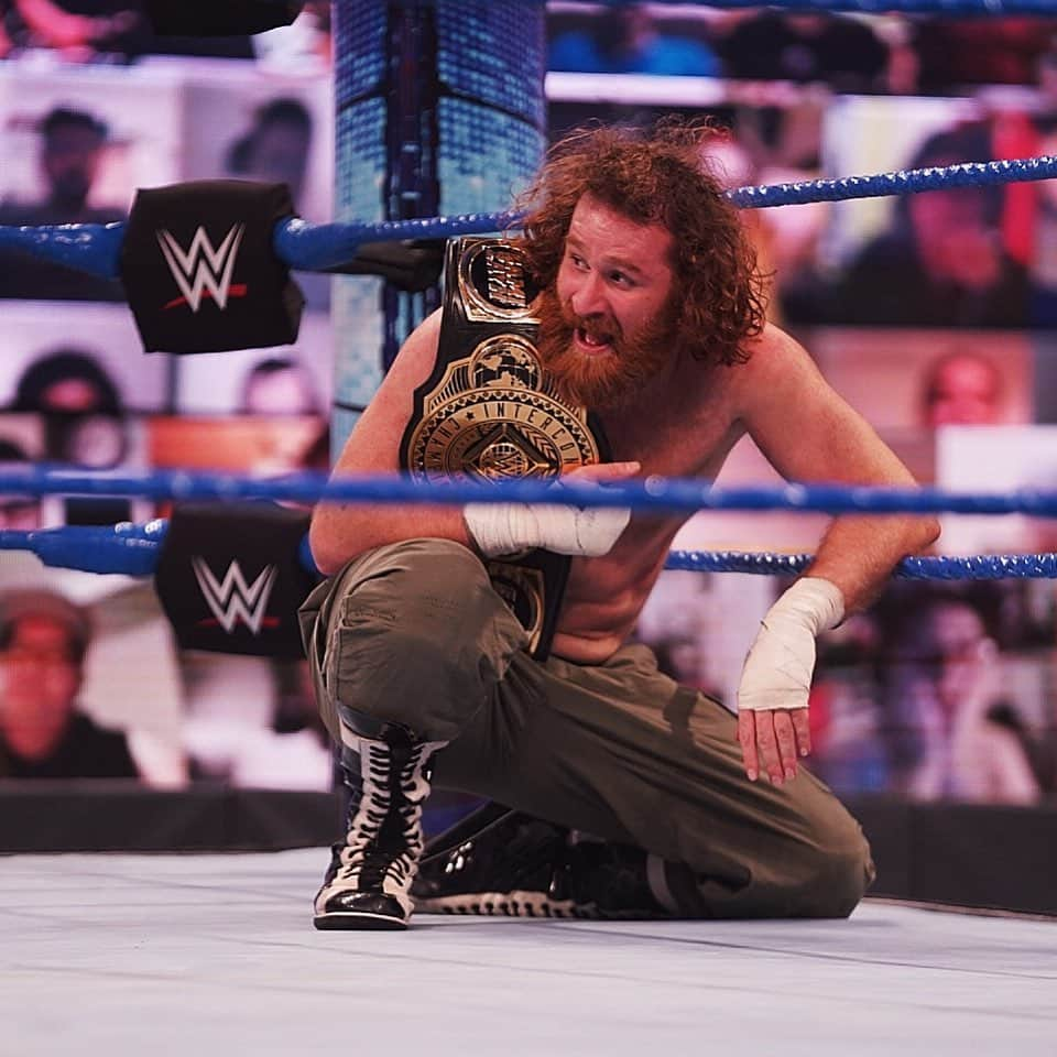 WWEさんのインスタグラム写真 - (WWEInstagram)「@samizayn got back to the ring just in time to beat the count and get the win over #DanielBryan! #SmackDown」11月28日 11時09分 - wwe