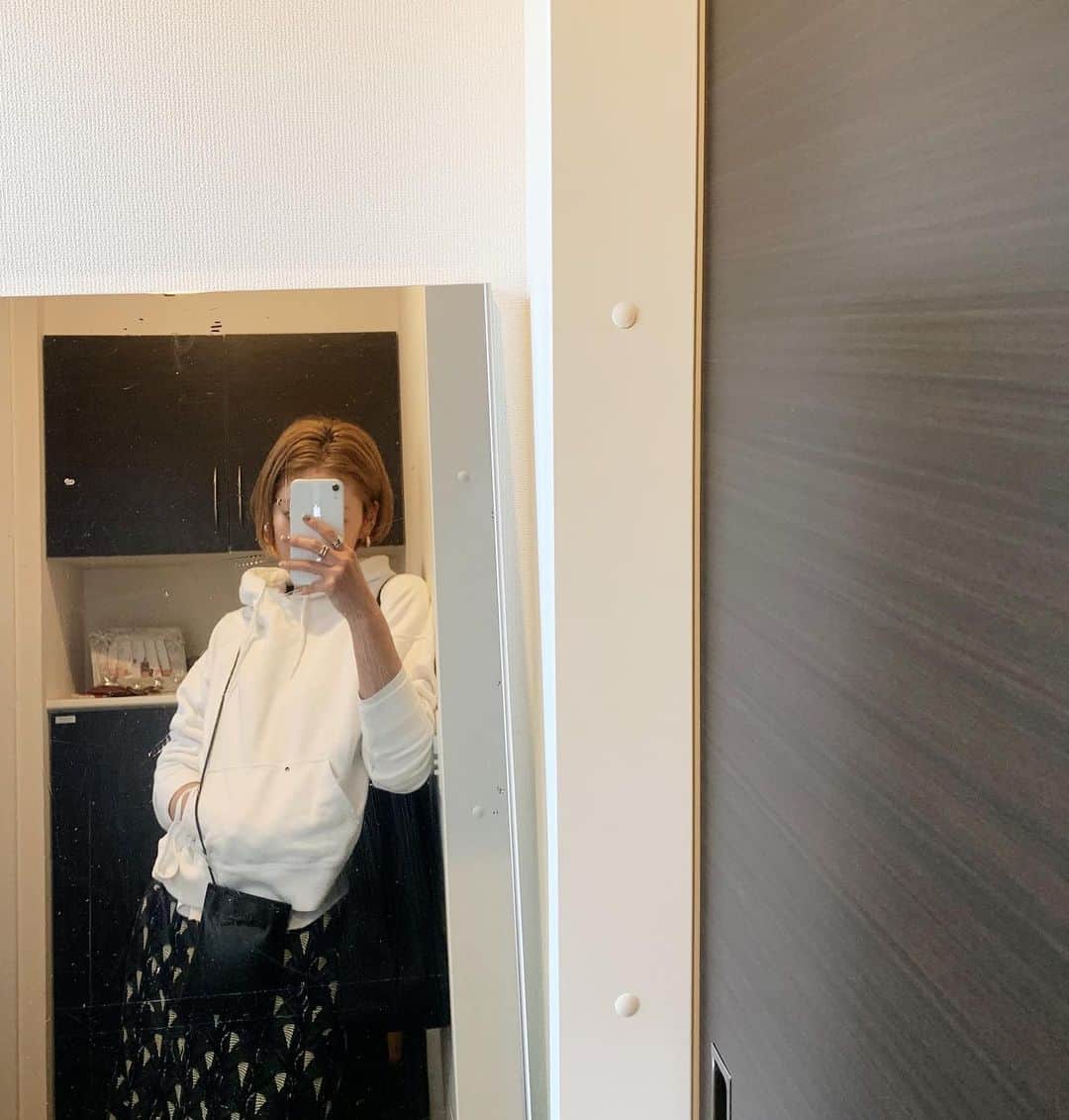 のインスタグラム：「・ ・ あれ、アウターいる日やったかな 暑がりやからいつまでもアウター着ない🤓 ・ 内巻きハマってます🤓 ・ #ungrid#ungridコーデ #ungrid_official  #coordinate #outfit#パーカーコーデ #マーメイドスカート#私服」