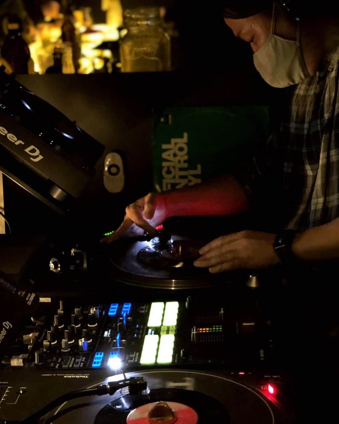 のインスタグラム：「VINYL 🤷🏽‍♂️ CD-J 🤷 or SERATO 🤷🏻❓  Me..Format doesn't really matter...I like to play 🎶  昨夜も下北 終始楽しかったです😷✨ 御来場AZMAX👏🏽 📸: @gemba_jp  #GoodVibesOnly #🍕#完売 #感謝」
