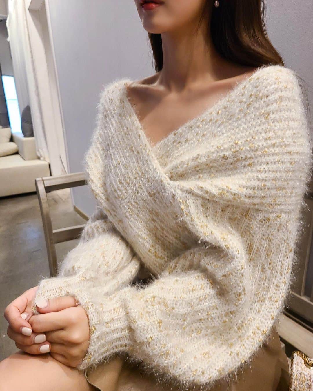 Chuuのインスタグラム：「🎀츄X셀럽쇼퍼🎀  셀럽쇼퍼 @seoji72 서지님이 셀렉한 두번째 코디가 오픈되었습니다🙌🏽  오픈되자마자 주문 폭주중인 요 니트는 랩스타일로 볼륨감을 주고 와이드한 넥라인을 따라 어깨라인이 노출되는 니트랍니다✨ 서지님처럼 어깨를 모두 드러내 코디하시거나 원피스로 레이어드 코디하면 한 껏 꾸민 데일리룩이 될 것 같아요💕  여리여리한 느낌의 청순 섹시 니트😊 지금 구경하러 놀러오세요  #chuu#츄#셀럽쇼퍼#겨울니트#데일리룩#데이트룩#코디추천#오오티디」