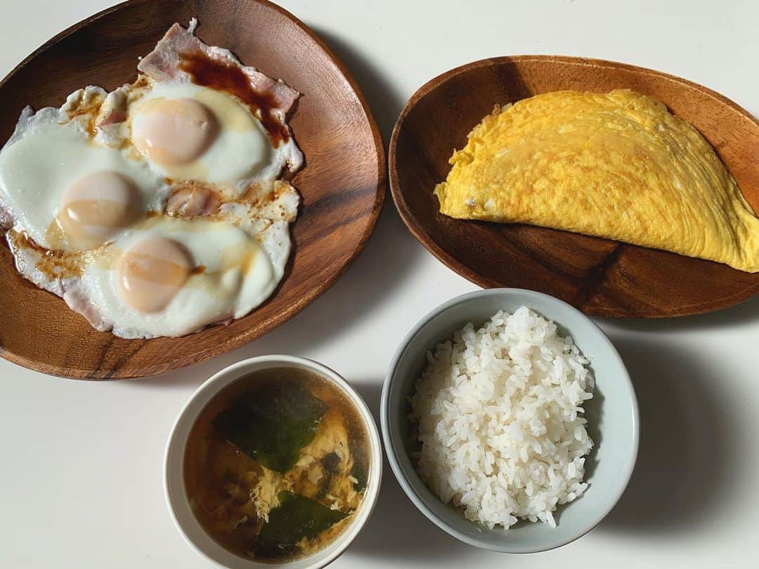 土屋怜菜（れいぽよ）さんのインスタグラム写真 - (土屋怜菜（れいぽよ）Instagram)「今日のお昼ご飯は卵づくしすぎるぐらい卵🥚﻿ ﻿ ・ベーコンと半熟目玉焼き﻿ ・納豆とチーズの卵オムレツ﻿ ・鶏ガラ卵スープ﻿ ﻿ 家に卵がめちゃくちゃあったから﻿ 卵使いまくった☺︎﻿ ﻿ 鶏ガラ卵スープは隠し味に﻿ ごま油を少しだけいれると﻿ とっても美味しくなるよ！﻿ ﻿ #ぽよクック」11月28日 11時20分 - reipoyo_0411