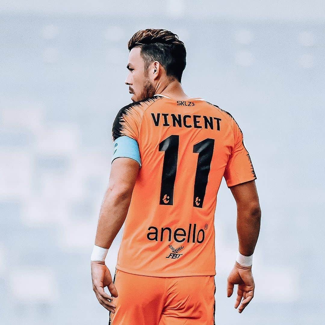ヴィンセント・ケインのインスタグラム：「Tomorrow will be my last game in Thailand as i need to return home to New Zealand. Arriving in Thailand back in 2014 until now, it has become a second home to me and my family. Amazing times on and off the pitch in this beautiful country never makes me want to leave. But as i go, the memories on the pitch are the ones i will treasure the most.  I was never a star but the endless love and the tireless support from all the people who followed me over the years sure made me feel like one so i thank you. Im sorry for all the emotions ive caused in front of goal (good and bad 😅) im sorry for all the games we lost together over the years and im sorry my departure is sudden but i hope over the years i was able to leave some good memories behind as i have so many. To all my team mates over the years, thank you for all the good times, ive made so many great friends and played with some great players young and old, give ur best everyday as the end comes sooner than u think. To all the clubs that have had me over the years, i thank you for having me and it is a honour to be apart of your clubs history in one way or another. To the supporters and fans, i thank you once again, wherever ive played, Thailand, Japan, India, Malaysia, Australia, thank you for making my career a joyful ride, it wouldnt have been the same without the support ❤️ And to @charosevincent sorry for the shit ive put you through over the years, especially this year. But thank you for having my back and letting me fulfill my childhood dream. I look forward to returning in the near future and seeing everyone again. Thank you Everyone, its been a pleasure. ❤️🙏😘  #kv11 #out」