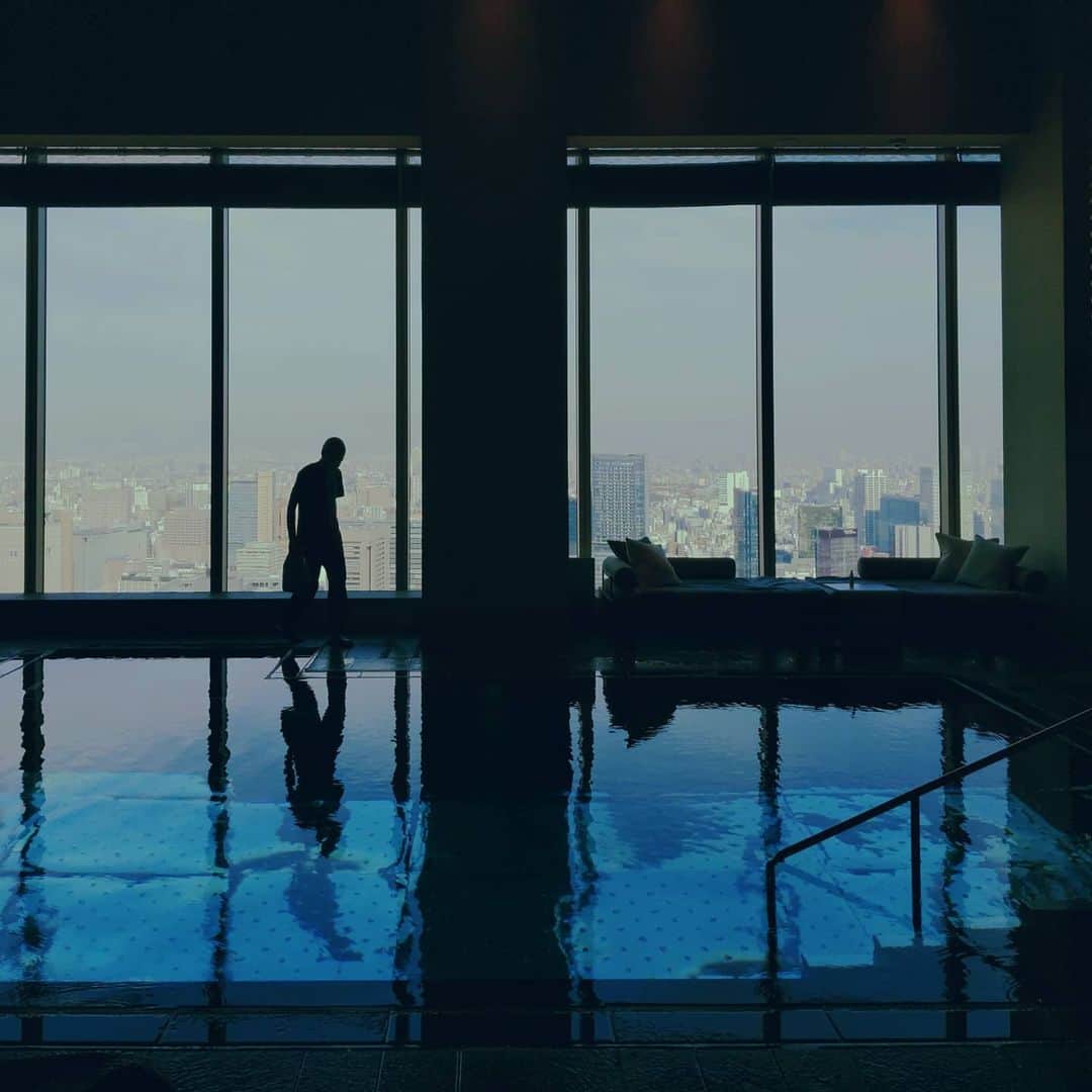 Yoshiko Kris-Webb クリス-ウェブ佳子さんのインスタグラム写真 - (Yoshiko Kris-Webb クリス-ウェブ佳子Instagram)「ホテルのプールが好きです。本気で泳ぎます。 When I was small, a hotel must have a pool. It's still the same.」11月28日 11時23分 - tokyodame