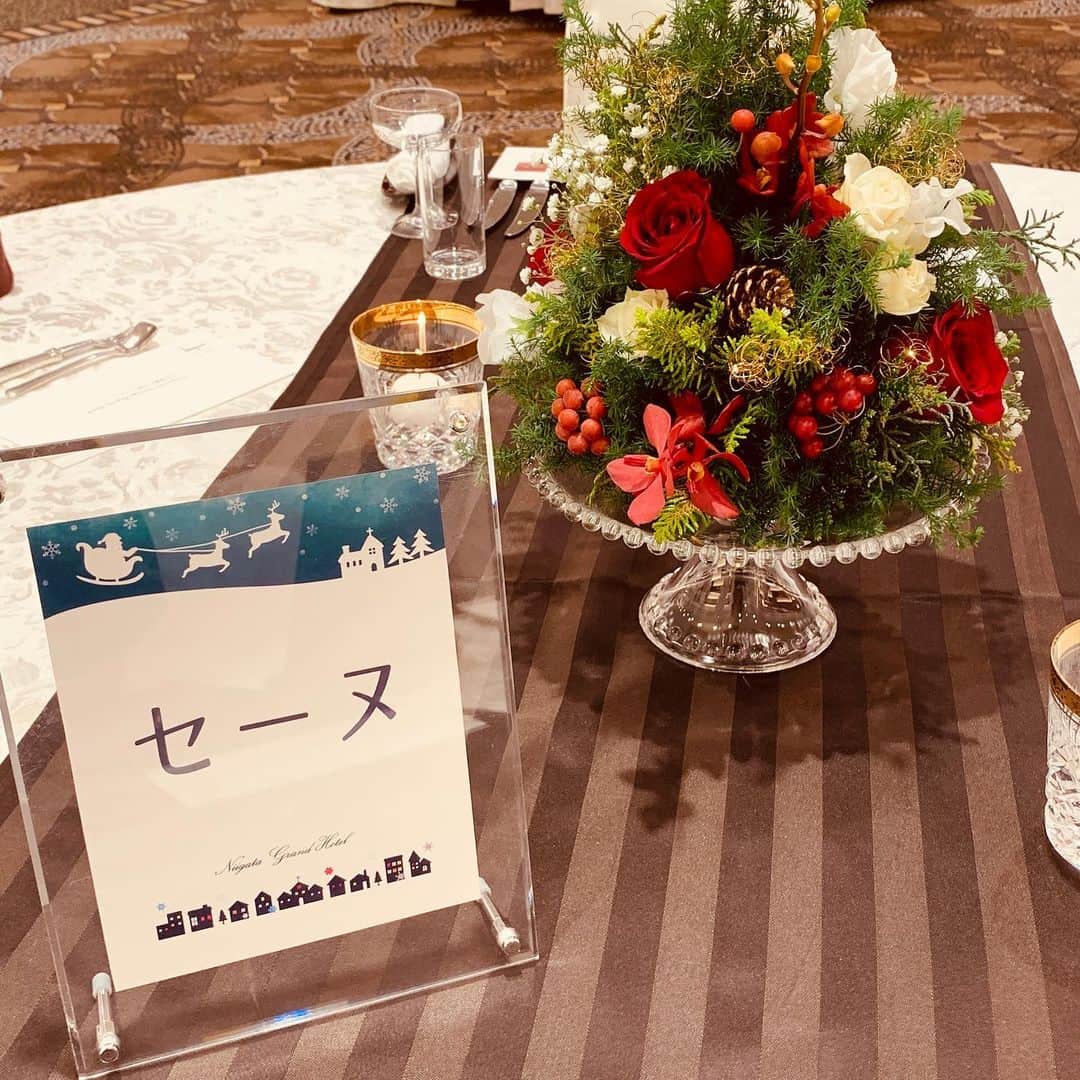 新潟グランドホテル Niigata Grand Hotelのインスタグラム：「今日の結婚式はクリスマスバージョンです🎄 #新潟グランドホテル #結婚式 #もうクリスマス #おめでとうございます」