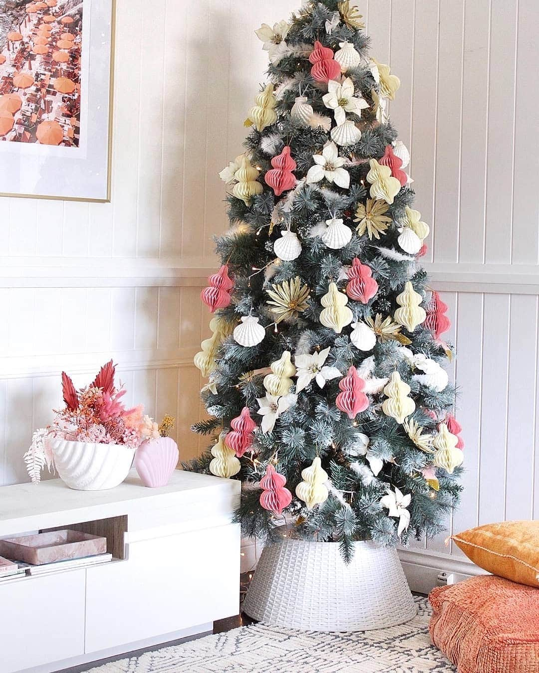 Target Australiaさんのインスタグラム写真 - (Target AustraliaInstagram)「We love to see our Christmas trees used year after year. @k_bloves has done a fabulous job updating Christmas this year with some new decorations on her existing Christmas tree  🎯♥️ #targetaus #christmasmadebetter」11月28日 11時33分 - targetaus