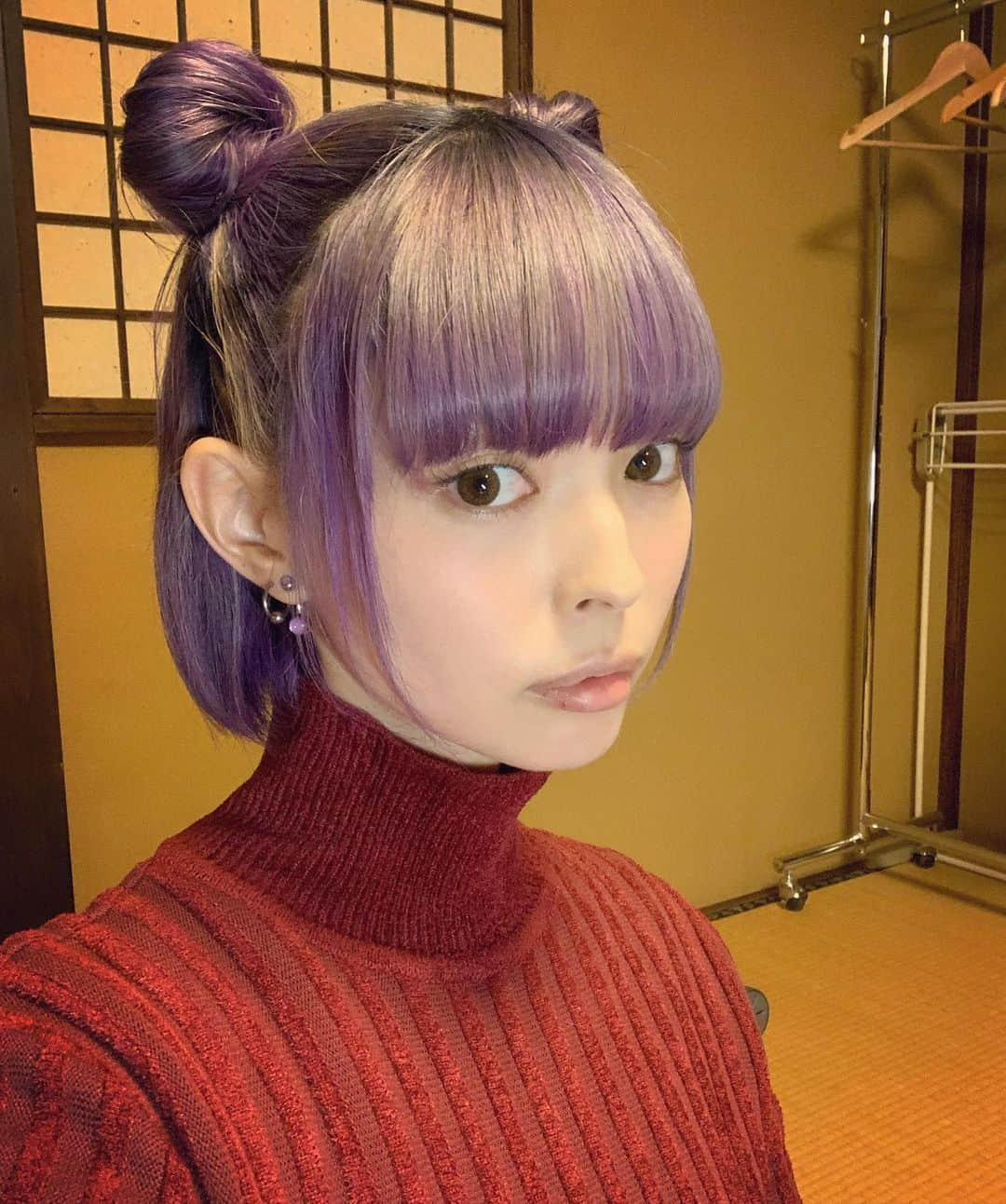 最上もがさんのインスタグラム写真 - (最上もがInstagram)「昨日のお団子、左右はこんな感じ🍡 ツインテールみたいにしてから クルクル巻いてピンでとめてくれてたよ。 (自分じゃできない…ゆみかはんありがとう😊)  この赤のケーブルニットワンピは @united_tokyo のです！ 見えてませんでしたが、下は @some0658 のゆるゆるズボン👖 @uniqlo の極暖とヒートテック靴下を装備してました😏  痩せてる？て思ったかもですが、 つわりピークの時本当に体重かなり減ってしまい がんばって食べるのもしんどかったので 今徐々に増やしているところです…！ なのでしっかり食べて！と言われても結構ちゃんと食べててこれなので、マイペースにやらせてください☺️ つわりもまだ抜け切ってなくて、気持ち悪くなることも多いため、 他人の意見で行動はできません。  ぼくもげっそりしたほっぺがとても嫌でつわりピークの際は、 オエっ🤮てなるか泣いてました笑 本当それしかできない日もあるんです… 公表前に入院も考えましたが、どこからリークされるかわからない恐怖から、行けませんでした。 でも今は少しずつ食べれてますので、ゆっくり、適度に体重は増やしていけたらなと思ってます。  妊娠すると食べ物・飲み物の制限もかなりあり 薬もほとんど飲めません。 あとつわりは薬でなかなか誤魔化せないんです。 吐いても解決しませんし…  わからないことは全て産婦人科の先生や助産師さん、そしてお友だちのママさんにきいて実践しております☺️ お酒はそもそもそんな飲みませんが、妊娠が発覚してから1滴も飲んでませんし、カフェインも控えてます。 白湯とミロを愛しています。  お寿司もたべてません。笑 食べすぎなければ大丈夫とは言われてますし お寿司大好きですけど🍣😭 でも自分で決めたことは曲げないようにしてます。 なのでご安心を！  あと、お菓子の食べ過ぎもないですし (そもそもお菓子、量食べれないです) 子どもの栄養バランス、はもちろん考えて色々食事しております。 果物も、皆さんの言う「食べ過ぎ」のレベルからは程遠いと思います💦  お仕事に関しても自分のできそうな範囲でしかお受けしてません。 収録であっても、本番が２時間を超える現場の参加は避けてますし (そうなると受けれるお仕事ももちろん減りますが…)  休憩も挟めるかどうかとか、寒さ対策はできるのか、等 毎現場相談しながら参加しております。 ぼくも、何が起きるかわからない、というのを常に考え、 もしものときはお休みもします！ 言われすぎるとノイローゼになりそうで、 結構制限もかけてしまいました。。すみません。 命令口調のものは削除もしました…  自分を甘やかすより厳しくする派でしたが (寒さなんて我慢！食べなくてもやりきる！何時間でも労働してやる！！キツければ筋トレ・ランニングして体力と筋肉つければいいっしょ！！みたいな笑)  今は本当もうキツいのハードルを下げまくって 少しでも無理かなって思ったら断ってます！  とはいえ、お仕事をしないで家にこもりきりなのも メンタルによくなかったですし ぼくが稼がなければ、子どもは生きていけませんので、(裕福な家庭で育ってませんし) 自分でできることはちゃんと自分でやろうと思っているだけです。  個人事務所でスタッフも理解あるなめこちゃん(育児中)しかいませんので、都度話し合って決めてますし ぼくが伝えにくいことは全て伝えてくれてます。  現場はほとんどメイクのゆみかさんがいてくれて、 とても信頼していて助けてくれるので、 コロナ対策もあり、少数精鋭の安心できる体制でやらせて頂いてます。🌛  コメ欄の完全封鎖は読みたい人のコメントも読めなくなるのさみしいですし ファンの方からもさみしいと言われちゃうので なるべくは開けていきたいなと思ってます。  なので、心配してくださるのもお節介したくなるのもわかりますし、愛は十二分に伝わっておりますが、少しだけぼくを信用して欲しいなと思います。 ぼくは大丈夫ですよ🌞ありがとうございます♪」11月28日 11時44分 - mogatanpe