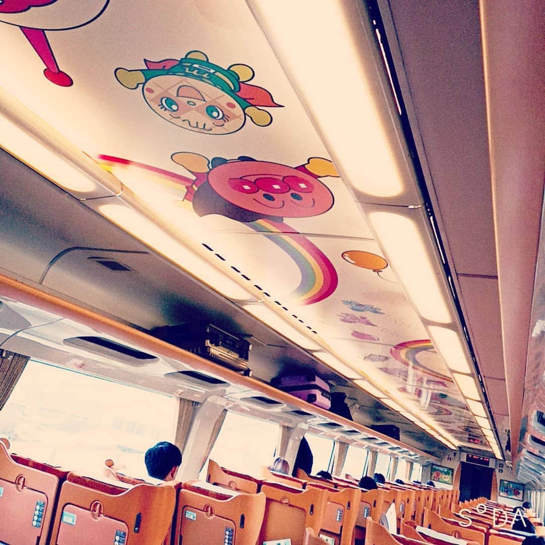 松本隆博のインスタグラム：「。 わーいわーい！ アンパンマン列車だぁ ……わーい、腹減ったし。 ( ´ ▽ ` )」