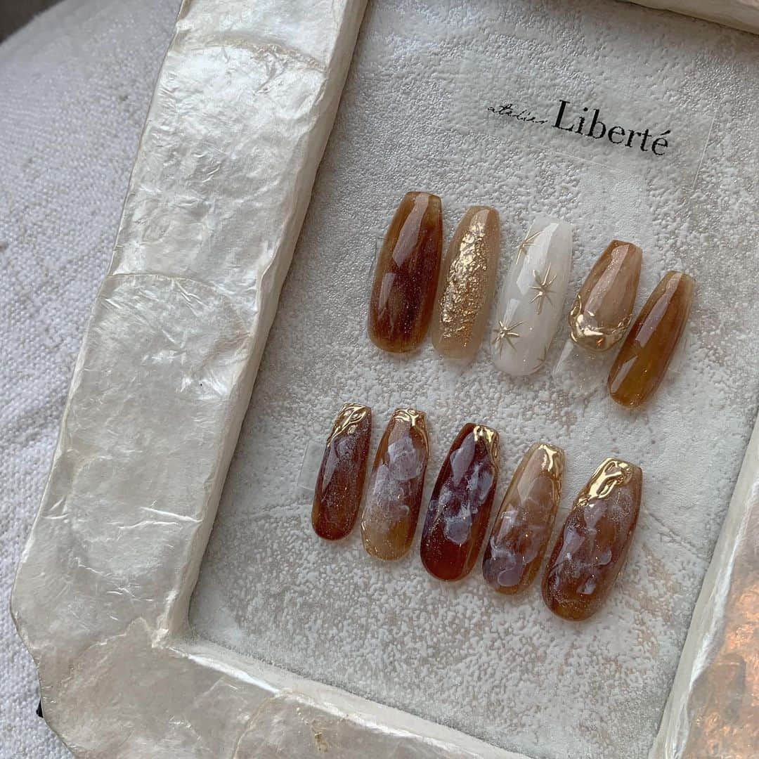 sapporo nail 【 Aster 】さんのインスタグラム写真 - (sapporo nail 【 Aster 】Instagram)「﻿ スクエアも密かな人気です◎﻿ ﻿ seina﻿ ﻿ ﻿ ﻿ ＿＿＿＿＿＿＿＿＿＿＿＿＿＿＿＿＿＿＿＿﻿ ﻿ atelier Libertéは スタッフ全員が﻿ サロンの1席を借りてそれぞれが﻿ オーナーとして営業している﻿ 新しいstyleのネイルサロンです。﻿ ﻿ そのため使用素材や得意とするアートのタッチは﻿ スタッフにより異なります𓂃 𓈒✍︎﻿ ご予約の際は各スタッフのアカウントを﻿ CHECKして気に入ったデザインがあれば﻿ ご指名でのご予約をおススメ致します𓍯﻿ ﻿ ﻿ ﻿ ﻿ seina→@atelier_liberte_nail (指名料500yen)﻿ yukari→@atelier_liberte_yukari (指名料300)﻿ yukina→@atelier_liberte_yukina (指名料300)﻿ akari→@atelier_liberte_akari(指名料free)﻿ ﻿ ﻿ ﻿ 各スタッフアカウントもご覧ください𓂃 𓈒✍︎﻿ やりたいアートやつけたいパーツがある場合は﻿ ご指名でのご予約がオススメです𓂅﻿ ﻿ ﻿ ﻿ ﻿ ﻿ ﻿ 𓂃𓂃𓂃𓂃𓂃𓂃𓂃𓂃𓂃𓂃𓂃𓂃𓂃𓂃𓂃𓂃𓂃𓂃𓂃﻿ ﻿ ⚠️ ご予約のお時間には必ず到着しておりますよう、よろしくお願い致します。遅れてしまいますとその後のご予約状況によっては施術をお断りさせて頂く場合もございますので、遅れそうな場合は必ずお電話にてお問い合わせください。080-4500-8832﻿ ﻿ ⚠️先日キャンセルはお席代として1500円/当日キャンセルはお席代として2,000円(無断の場合は3,000円)次回ご来店時にご請求させていただきますので予めご了承くださいませ。﻿ ﻿ 𓂃𓂃𓂃𓂃𓂃𓂃𓂃𓂃𓂃𓂃𓂃𓂃𓂃𓂃𓂃𓂃𓂃𓂃𓂃﻿ ﻿ 当店ではジェルネイルをする過程で、﻿ 一番自爪に負担をかける【アセトンでの除去】を﻿ フィルイン（ベースの一層残し）で施術しております﻿ 正しいフィルインで健康な自爪へ✴︎﻿ 丁寧な甘皮ケアとフォルム形成でお爪を綺麗に魅せます✔︎﻿ ﻿ ﻿ ﻿ . ＿＿＿＿＿＿＿＿＿＿＿＿＿＿＿＿﻿ ﻿ ﻿ ﻿ 《𝐚𝐭𝐞𝐥𝐢𝐞𝐫 𝐋𝐢𝐛𝐞𝐫𝐭𝐞店舗情報》﻿ ﻿ place: 札幌市中央区南1条西8丁目9  BB1・8ビル5階﻿ ﻿ TEL :  080-4500-8832﻿ ﻿ open 10:00 close 22:00﻿ ﻿ ﻿ ﻿ 《ご予約方法》﻿ ﻿ ✺ご予約専用LINE➠@zzr4693w﻿ お名前フルネーム(カタカナ)﻿ お電話番号﻿ ご希望のお日にち(第3希望まで)﻿ ご希望コース オフの有無﻿ ﻿ 上記を記載の上ご連絡下さい✍︎。﻿ ﻿ ﻿ ✺当日のご予約・お問い合わせ➠﻿ お電話にてお問い合わせ下さい⚠︎﻿ ☎︎080-4500-8832﻿ ﻿ ﻿ ＿＿＿＿＿＿＿＿＿＿＿＿＿＿＿＿＿＿﻿ ﻿ #札幌ネイルサロン#ネイルデザイン #札幌ネイリスト #札幌 #札幌ネイル #フィルイン #nail #シンプルネイル #クリアネイル #札幌フィルイン#マグネットネイル #水彩ネイル#札幌ニュアンスネイル #カメラ女子#ネイル#札幌フィルインサロン #天然石ネイル #オーロラネイル #クリアネイル #ショートネイル #天然石ネイル #秋ネイル #オータムデザイン #オータムネイル#マグネットネイル #カフェラテネイル #カフェオレネイル ﻿ ﻿ ﻿」11月28日 11時41分 - seina.kato___