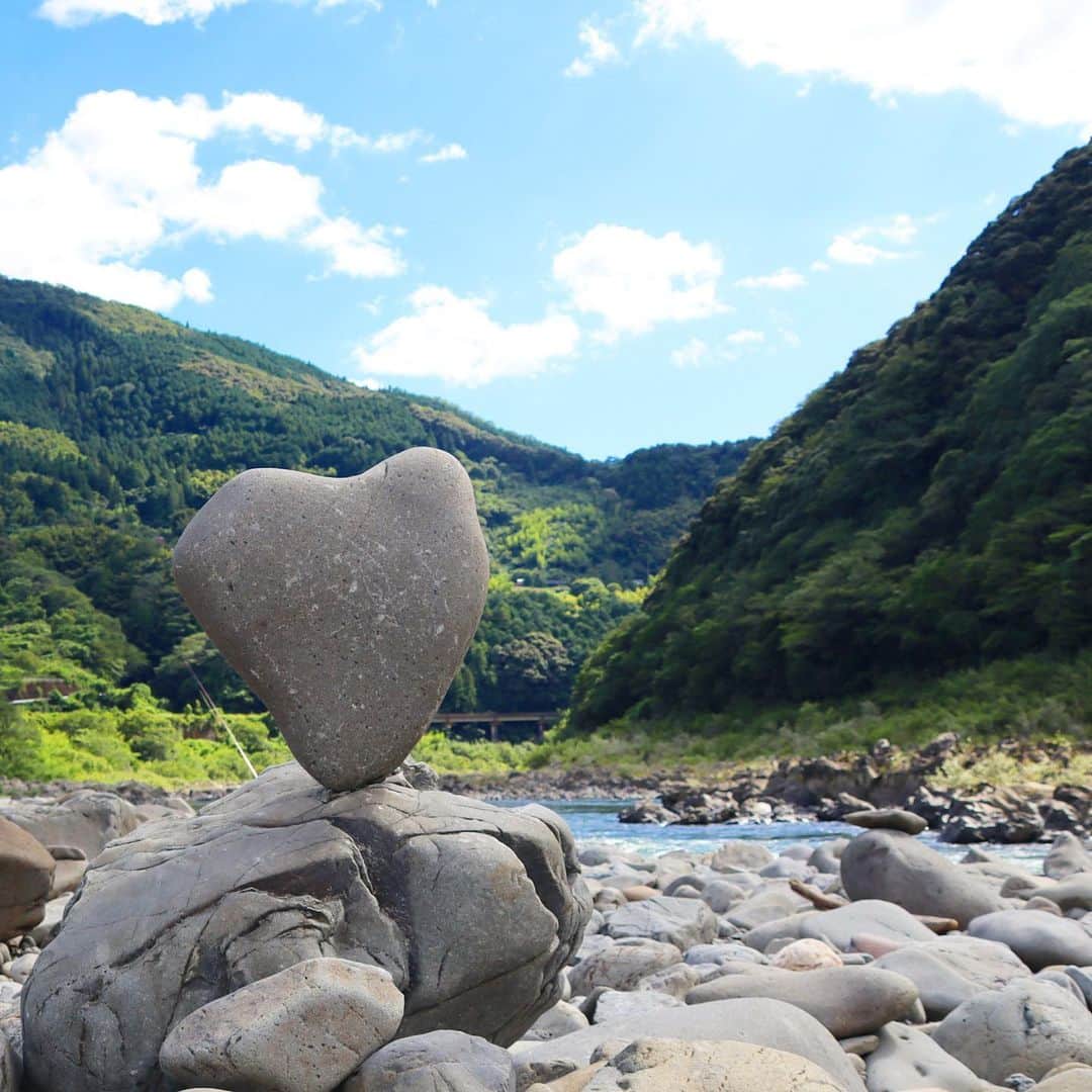 t_ppyのインスタグラム：「四万十川にある可愛い♡の石！ ラフティングのガイドさん達が置いたらしい。笑  ラフティングも景色も最高！ 突然、目の前をミニ新幹線🚅が通ってビックリ‼️笑  #四万十川ラフティング  #高知観光  #高知旅行  #gototravel」