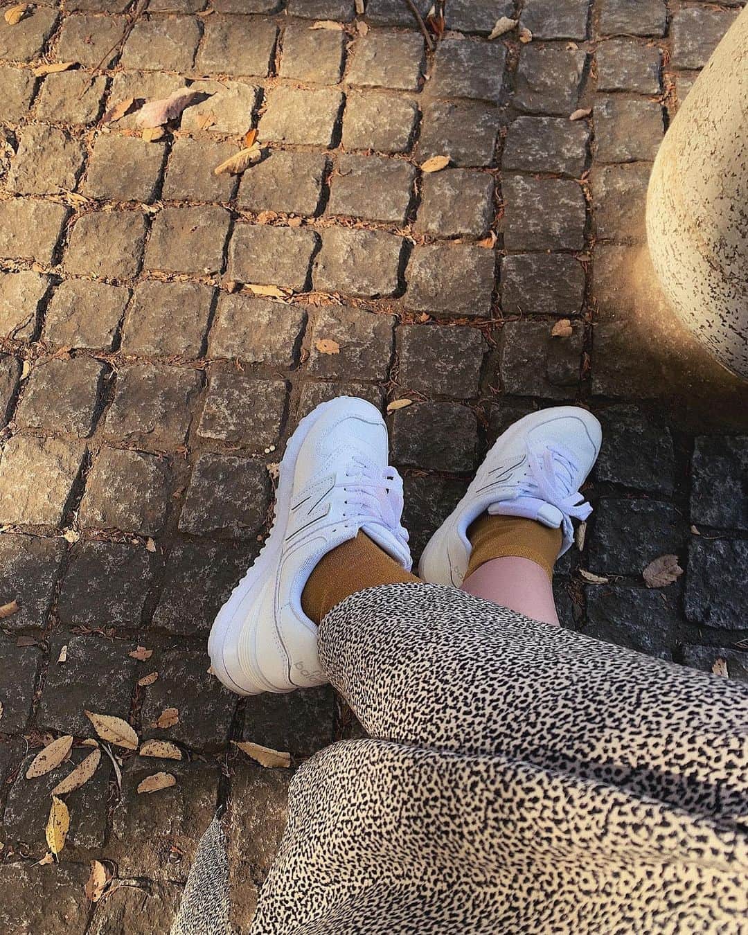 神尾美沙さんのインスタグラム写真 - (神尾美沙Instagram)「👟﻿ ﻿ NewなNew Balance♡笑﻿ 黒いスニーカーは持ってるんだけど﻿ もっとラフに履ける白スニーカーが欲しくて﻿ セール中だったのを #amazonで発見 してしまった☺️﻿ Amazonファッションで買うの、﻿ だいぶ私の中で定番化してきた👀﻿ ﻿ 白いスニーカーって持ってなかったけど﻿ 何にでも合って素晴らしい…！﻿ ﻿ ﻿ ちなみに今Amazon、12/1まで﻿ 「ブラックフライデー＆サイバーマンデー」がやってて﻿ ファッション系のアイテムもだいぶセール🥺♡﻿ まだまだ買い足しちゃおうかな…！﻿ ﻿ ﻿ ﻿ @amazonfashionjp﻿ #BlackFriday#ブラックフライデー#amazonfashionjp#Amazon#PR#newbalance#ml574#newbalance574#nb574#ニューバランス#ニューバランスコーデ#ニューバランス574#スニーカー#白スニーカー#スニーカーコーデ#冬コーデ#冬服#フーディ#パーカー#仕事コーデ」11月28日 11時43分 - kamiomisa