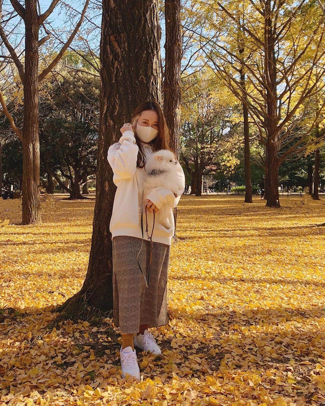 神尾美沙のインスタグラム：「👟﻿ ﻿ NewなNew Balance♡笑﻿ 黒いスニーカーは持ってるんだけど﻿ もっとラフに履ける白スニーカーが欲しくて﻿ セール中だったのを #amazonで発見 してしまった☺️﻿ Amazonファッションで買うの、﻿ だいぶ私の中で定番化してきた👀﻿ ﻿ 白いスニーカーって持ってなかったけど﻿ 何にでも合って素晴らしい…！﻿ ﻿ ﻿ ちなみに今Amazon、12/1まで﻿ 「ブラックフライデー＆サイバーマンデー」がやってて﻿ ファッション系のアイテムもだいぶセール🥺♡﻿ まだまだ買い足しちゃおうかな…！﻿ ﻿ ﻿ ﻿ @amazonfashionjp﻿ #BlackFriday#ブラックフライデー#amazonfashionjp#Amazon#PR#newbalance#ml574#newbalance574#nb574#ニューバランス#ニューバランスコーデ#ニューバランス574#スニーカー#白スニーカー#スニーカーコーデ#冬コーデ#冬服#フーディ#パーカー#仕事コーデ」