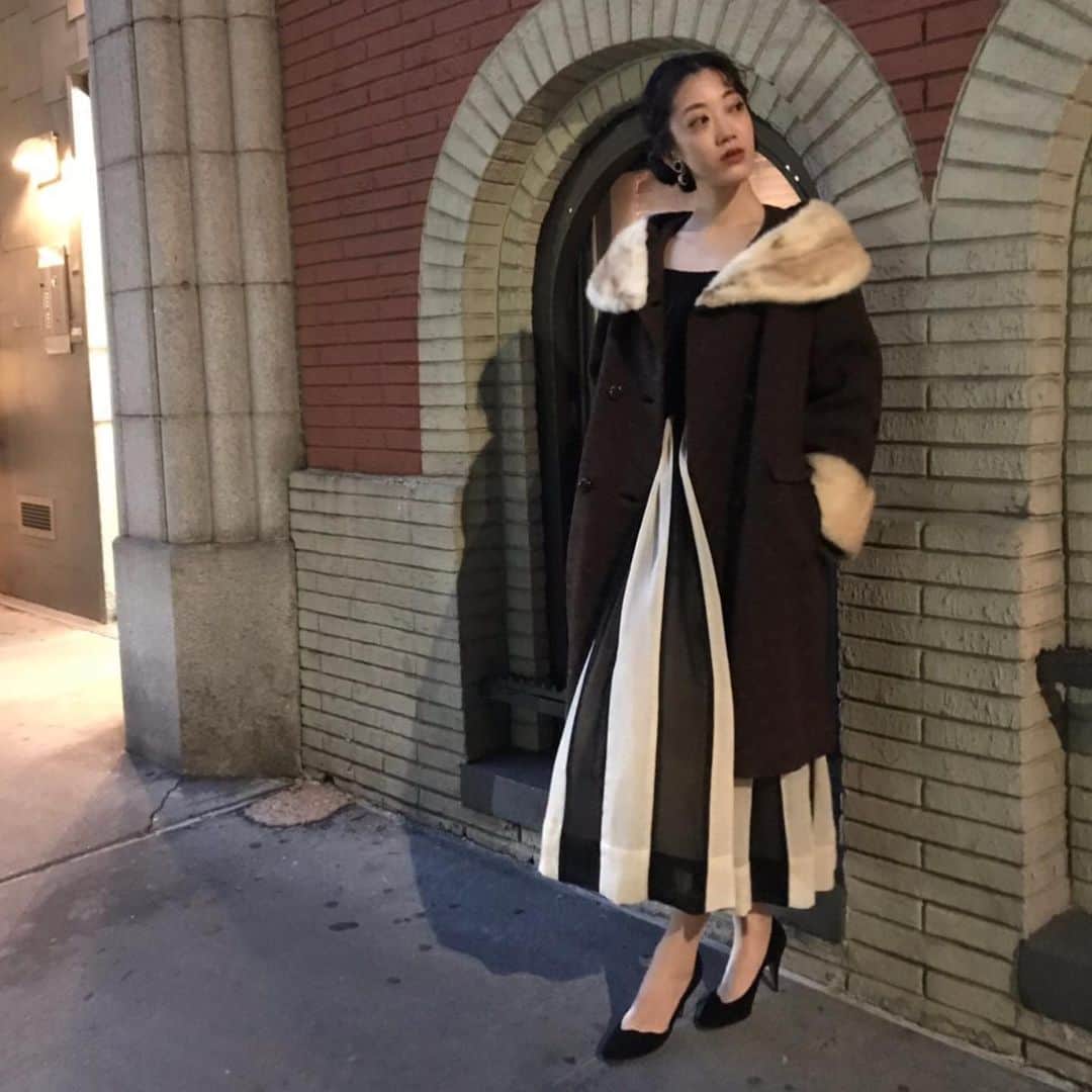 NUTTY Vintage&Collectibleのインスタグラム：「🍂RECOMMEND VINTAGE🍂  ☑︎vtg 50's mink fur collar&double cuffs coat  一着は持っておきたい上質なヴィンテージコート。 厚みのあるブラウンの生地に丸みのあるカーブを描くミンクファーが装飾されています。 ボタンまで愛おしい一着。  ずっしりとした重みのあるヴィンテージコートは '一生もの'の特別なコートになること間違いなしです＊  是非、お試しください＊  💌DMよりお問い合わせ/通販承っております💌  ------------------------------------ 🛍NUTTY通販について🛍 ------------------------------------- ＜ONLINE STORE＞ VINTAGE▶︎http://nutty.theshop.jp/ USED SELECT▶︎https://nuttyselect.official.ec/ （プロフィールページURLよりjump🕊） ㅤㅤㅤㅤㅤㅤㅤㅤㅤㅤㅤㅤㅤ ＜VIDEO CHAT SHOPPING＞ テレビ電話をお繋ぎして、リアルタイムでご案内いたします。詳細は過去の投稿をご覧ください。」