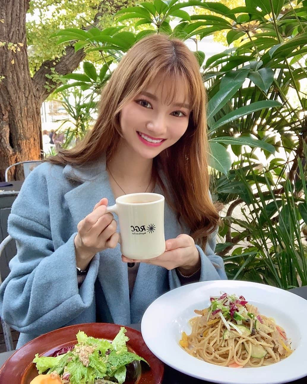 金子実加さんのインスタグラム写真 - (金子実加Instagram)「天気が良かったのでテラスご飯🥺✨ . 新しいコート着れてごきげん🥰 . . . . . .  . . . #aoyama #青山　#かわいいカフェ　#おしゃれカフェ　#ランチ東京　#表参道　#テラス　#テラス東京　#デート　#rgc #royalgardencafe #ロイヤルガーデンカフェ　#ロイヤルガーデンカフェ青山 #青山ランチ　#緑　#金子実加　#パスタランチ」11月28日 12時02分 - kanekomika0127