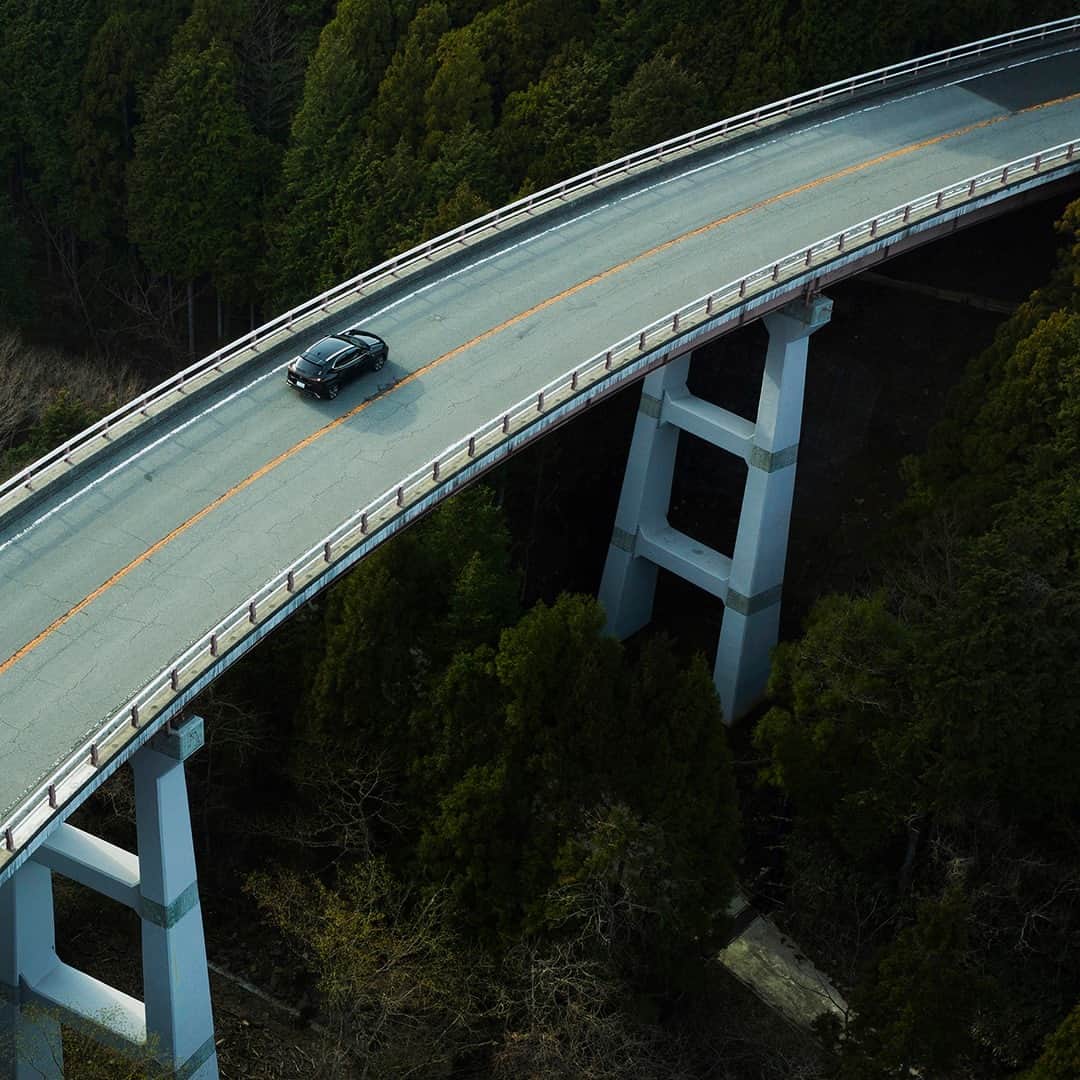 のインスタグラム：「心地良い走りが旅へ出ようと僕を誘う。  #レクサス #Lexus #LexusUX #レクサスUX  #UXと過ごす日常 #OneMoreThing #SUV #車好きな人と繋がりたい #クロスオーバー #drive #ドライブ」