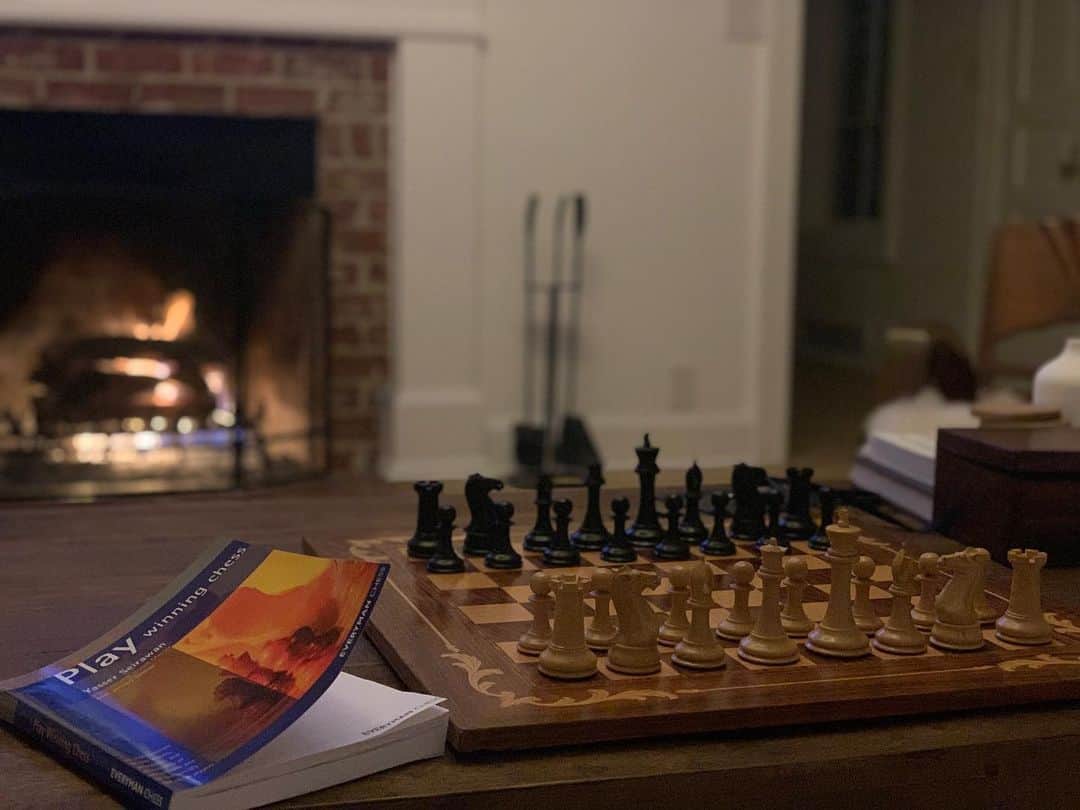 ベス・ベアーズのインスタグラム：「I'm basically an 89 year old retiree. Studying chess with jazz records playin and a fire on a Friday eve ...」