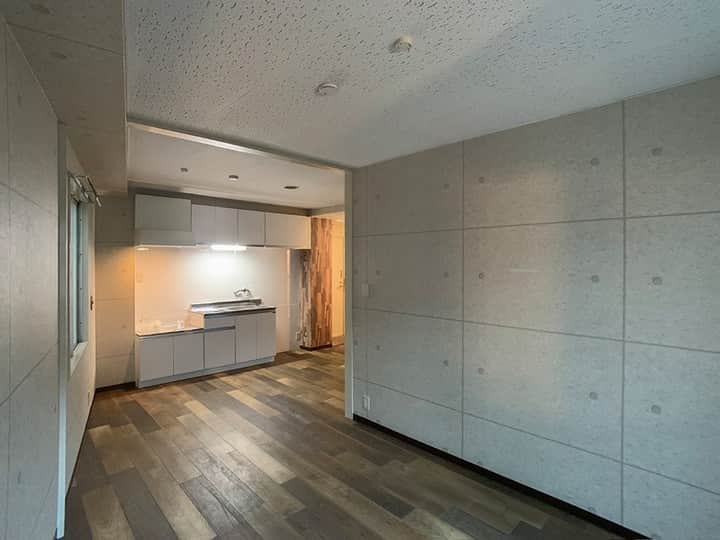 せたがやクラソンのインスタグラム：「『ワンダーワンダー 203』﻿ ﻿ ・京王線八幡山駅 徒歩13分 ・8.6万円・32.52㎡・1LDK ___________________________________________________________________﻿  室内リニューアルされ、おもしろい空間になりました。 （夕方＋電気付かずで写真が暗いですがあしからず！）  キッチンは4.5帖の洋室と合わせ、リビングダイニングとして使えそう。 5.5帖の洋室は寝室に。奥行きのある収納があり、荷物はぜんぶココにすっぽりと収めましょう。  内装はまるっと全部の壁面が、RCうちっぱなし風のクロス。 床はこげ茶のフローリング。これに合いそうな家具やアイテムを揃えるのも面白い。  ▼この物件の詳細、﻿ そのほかのお部屋はプロフィールのリンクから﻿ @setagayakurasson﻿ ___________________________________________________________________﻿ ﻿ 「オンラインでお部屋探し」スタートしました！ ご相談お待ちしております。 ﻿ ﻿https://setagayakurasson.com/online _____________________________________________________________________﻿ ﻿ #せたがやクラソン #せたがやンソン #賃貸 #お部屋探し #オンラインお部屋探し #引っ越し #内見 #部屋 #ワンルーム #ひとり暮らし #ふたり暮らし #好きな街 #暮らしを楽しむ #キッチン #家具 #世田谷 #賃貸インテリア #リノベーション #コンシェルジュ #世田谷のお部屋探し  #京王線 #千歳烏山 #暮らしを楽しむ #商店街沿い #RCうちっぱなし風 #フローリング #ワンダー」