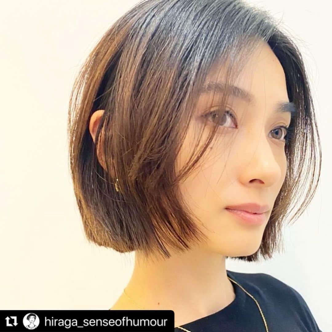 小濱なつきさんのインスタグラム写真 - (小濱なつきInstagram)「New hair ♡  #Repost @hiraga_senseofhumour with @make_repost ・・・ チークラインにはらりとかかる前髪は アレンジしやすさ💯 オールバックにしても可愛いよ！ コンサバ以上モード未満なボブ✂︎ なっちゃんいつもありがとう😊 model @obamaccho  #ボブ #ショートボブ #ナチュラルボブ #大人ミューズ #senseofhumour #senseofhumoursalon  #表参道サロン #南青山サロン #骨格に合わせたカット  #コンサバ以上モード未満 #おばマッチョ #なっちゃんありがとう #ヘアアレンジ @senseofhumour_salon」11月28日 12時00分 - obamanatsuki