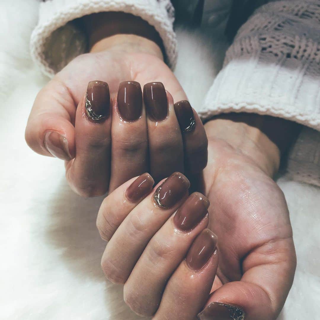 藤田敦子のインスタグラム：「ㅤ ねーろさん @nes.nail がいつも ベースのジェルを残したままにできる ジェルネイルをしてくださいます。 自爪がしっかりしたままだからなのと ねーろさんが上手なのもあって ほんとにしっかり1ヶ月持つ！👏 めくれたことなしです。 ㅤ 今回は、ブラウン系で透明感出してみた。 あんまり女性らしい格好しないから 手元くらいは美しくしてたい笑 ㅤ この投稿を見た方限定で、新規ネイルが40%オフ💅 ご予約時は、わたしのインスタを見たと お伝えくださいませー。」