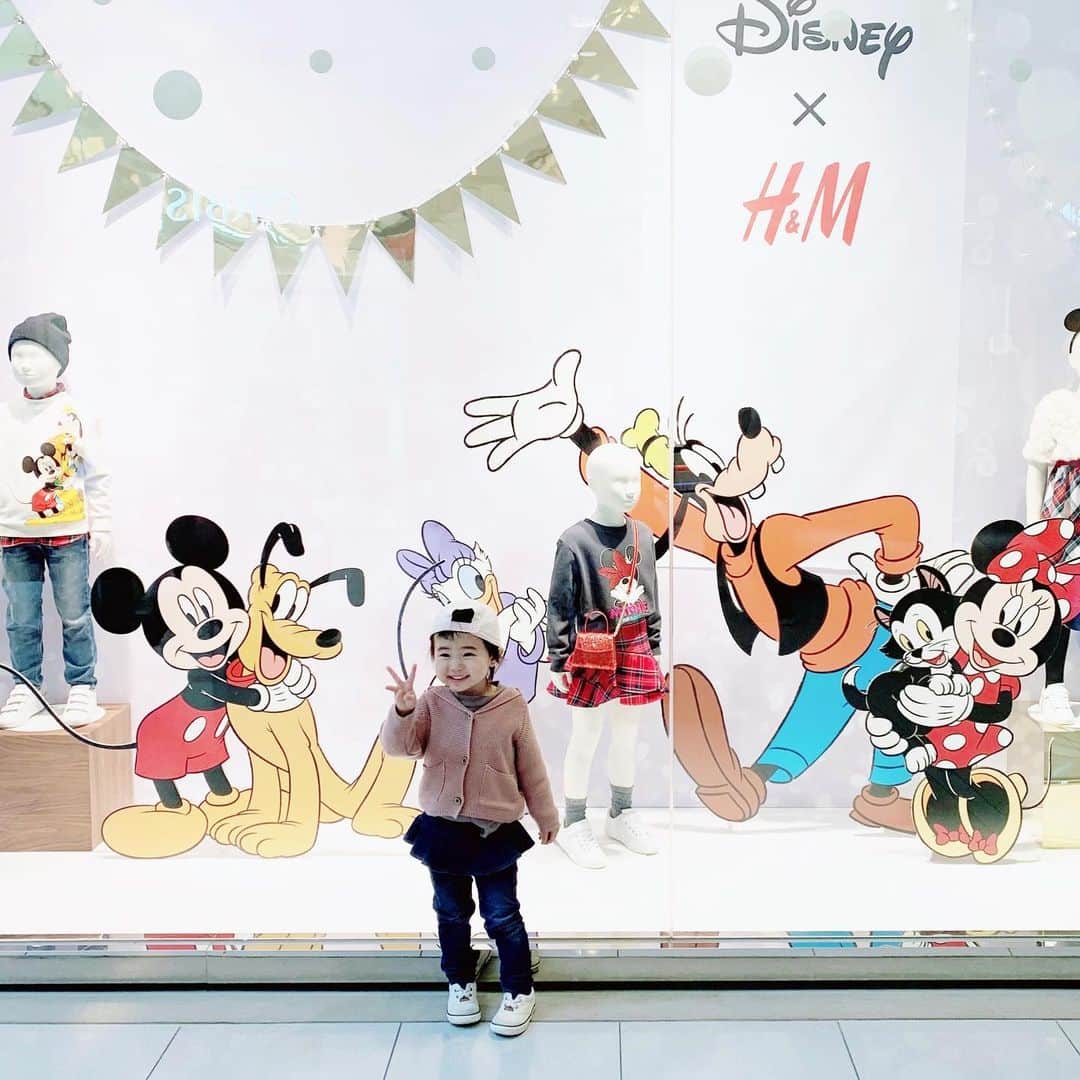mariomi324のインスタグラム：「Ｈ&Mのディズニーシリーズかわいくて好き♥️ ♡ ♡ ♡ ♡ #3歳 #3歳1ヶ月 #女の子ママ #姉妹ママ #kidsfashion #キッズコーデ #キッズファッション #今日のコーデ #ootd #outfit #テータテート #バースデイ #バースデイ購入品 #プティマイン #petitmain #子供のいる暮らし #子供とお出かけ #ディズニー #Disneyhm」