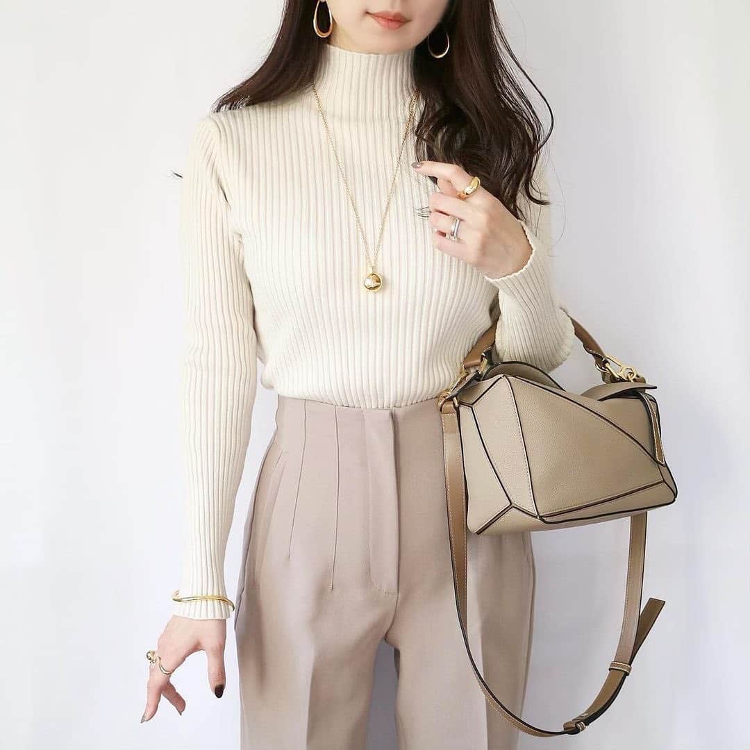 DHOLIC SNAPのインスタグラム：「@konacchan30さんの#dholicsnap   TOPS：@dholic_official   【LADIES】 #ハーフネックリブニット 全5色￥2,574(税込)  みなさんもぜひ#dholicsnap をつけて コーディネートを投稿してください📸💕   ※上記以外のご着用アイテムにつきましては品切れ商品、または、私物となります。  #DHOLIC#dholicism#fashion#ootd #プチプラコーデ#今日のコーデ#今日の服 #ニット#大人カジュアル #休日コーデ #秋冬コーデ#きれいめカジュアル#カジュアル」