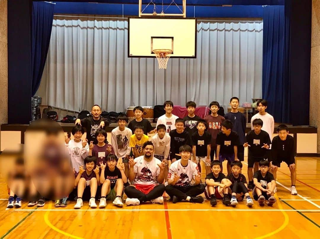 仲摩匠平のインスタグラム：「福山市城北中学校で、バスケットボールクリニックを行いました🏀 今回も技術力向上というよりは、プレーする時に何を意識するのかといった「思考」を重視してやらせてもらいました！ 漠然としたイメージの中でプレーするのではなく、1つのシチュエーションでどんな選択肢があるのかが理解できてくると、子どもたちも目の輝きが変わってきますね✨ どんどん成長していく姿を見てると、こっちまで楽しくなっちゃいました😁 お声がけいただきありがとうございました(^^) （※写真NGの生徒の顔にぼかしを入れてます。ご了承ください🙇‍♂️） ・ ・ #バスケットボール #クリニック #福山 #城北中学校 #スリストム広島 #仲摩匠平 #ジョンジョバンニ #育成 #成長 #導く指導」