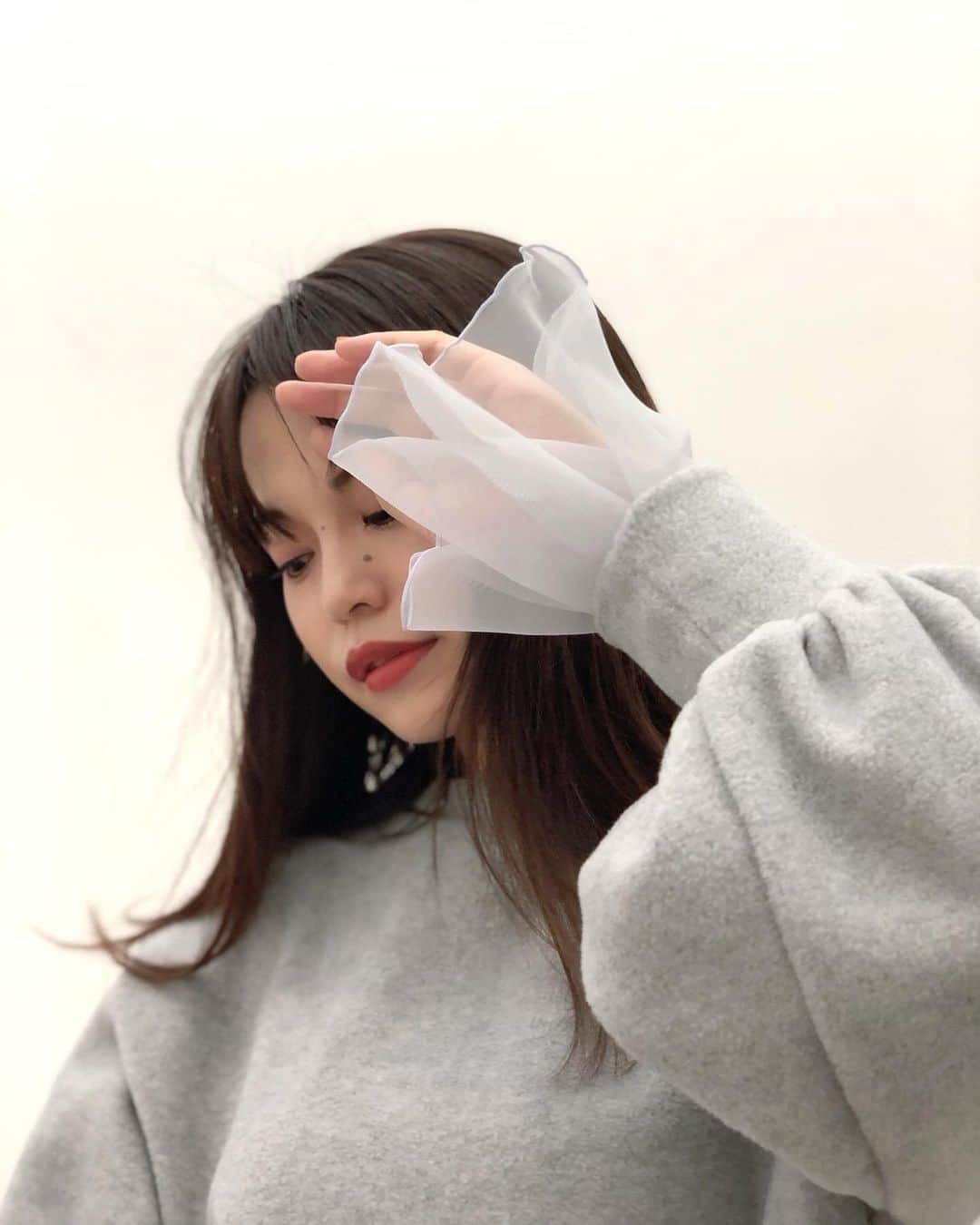 新谷美奈のインスタグラム：「.﻿ ﻿ マスクで表情がわかりづらい今😷﻿ トップスは大げさなくらい盛るのが﻿ ちょうどいい🧚‍♀️💫﻿ ファンシーな手元でハッピーオーラを🥰💗﻿ ﻿ Nina mew﻿ tops ¥13,000+tax﻿ ﻿ ▷HAPPY COUPONで最大10%OFFに！﻿ 　精算時にお渡ししております♡(12/6まで！)﻿ ______________________________________﻿ 🎅🏻Nina mewの商品を税込4万円以上お買い上げの方に﻿ ロゴトートバッグをプレゼント！﻿ (なくなり次第終了となります)﻿ ﻿ ⚾️ソフトバンクホークス日本一を祝して﻿ 11/26(木)〜28(土)連続ゆめポイント5倍！﻿ 本日は+クレジットの日でさらにお得🉐﻿ ﻿ @ninamew_official#Ninamew#ニーナミュウ#ゆめタウン#ゆめタウン佐賀#セレクトショップ#selectshop」