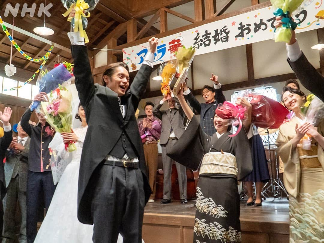 NHK 連続テレビ小説「エール」のインスタグラム：「華の結婚式のシーンの後、#朝ドラエール はクランクアップを迎えました🎉  涙あり、笑顔ありのセレモニーとなりました👏  どんな時も寄り添ってきた裕一と音を演じた #窪田正孝 さん、#二階堂ふみ さん。  そして古山夫婦の最愛の娘・華を演じた、#古川琴音 さんのクランクアップの様子をお届けします！」